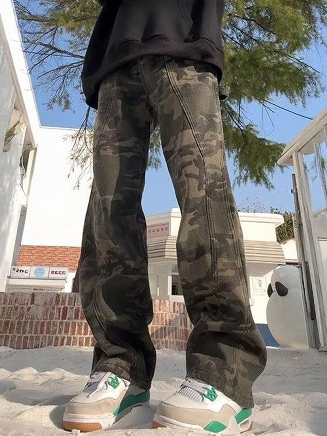

StyleCast Men Camouflage Printed Loose Fit Anti Fit Trousers, Green