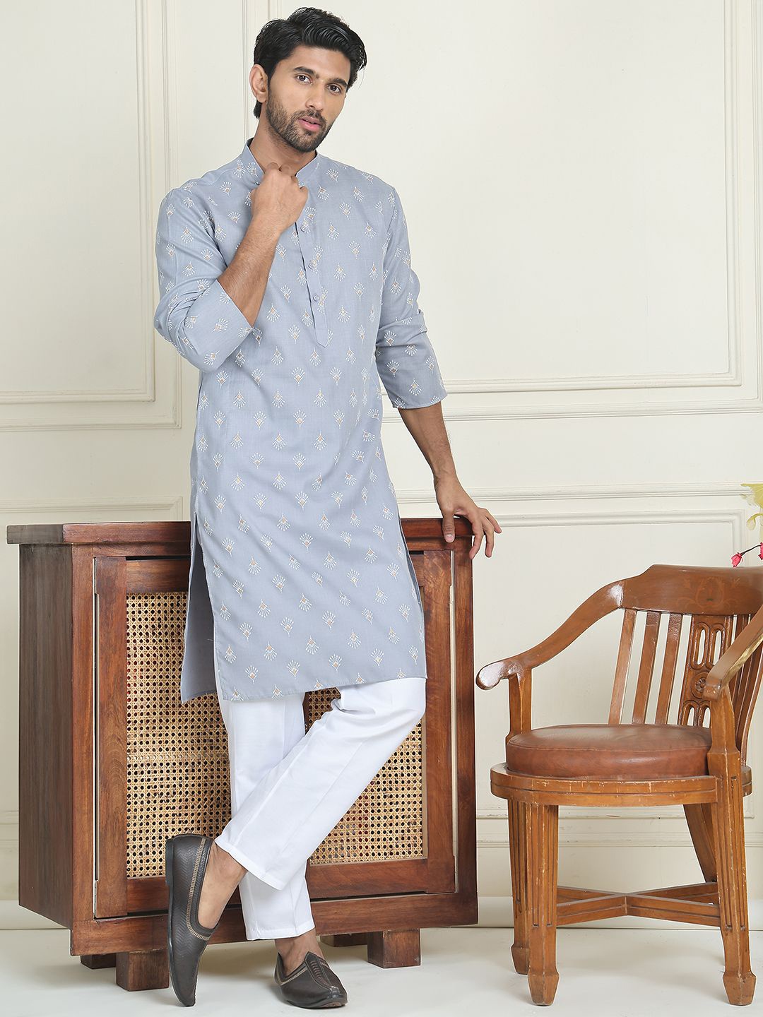

Anouk Men Floral Printed Mandarin Collar Kurta with Trousers, Grey