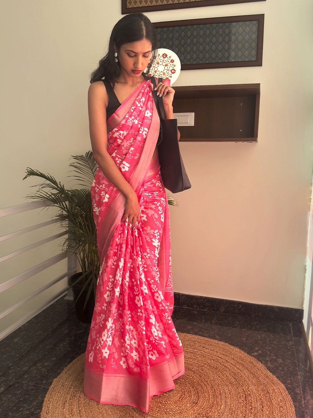 

HELLA FASHIONS Floral Printed Zari Saree, Pink