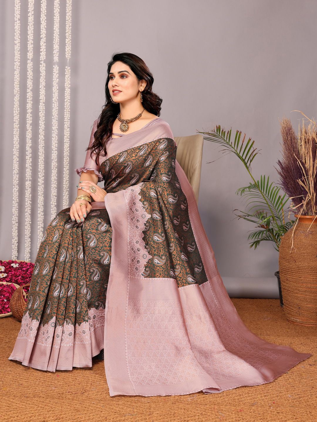 

DIVASTRI Woven Design Banarasi Saree, Cream