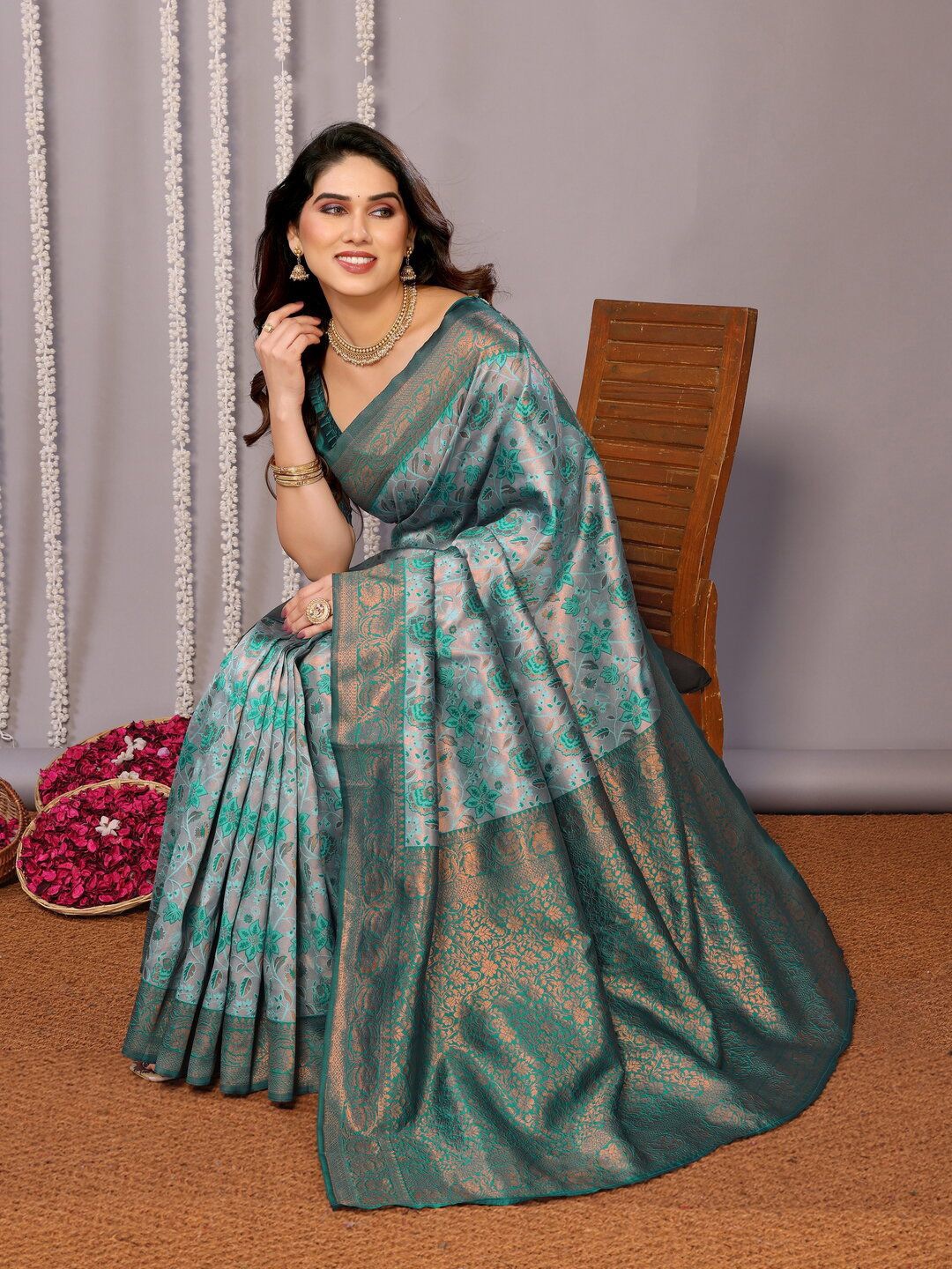 

DIVASTRI Floral Woven Design Zari Banarasi Saree, Green
