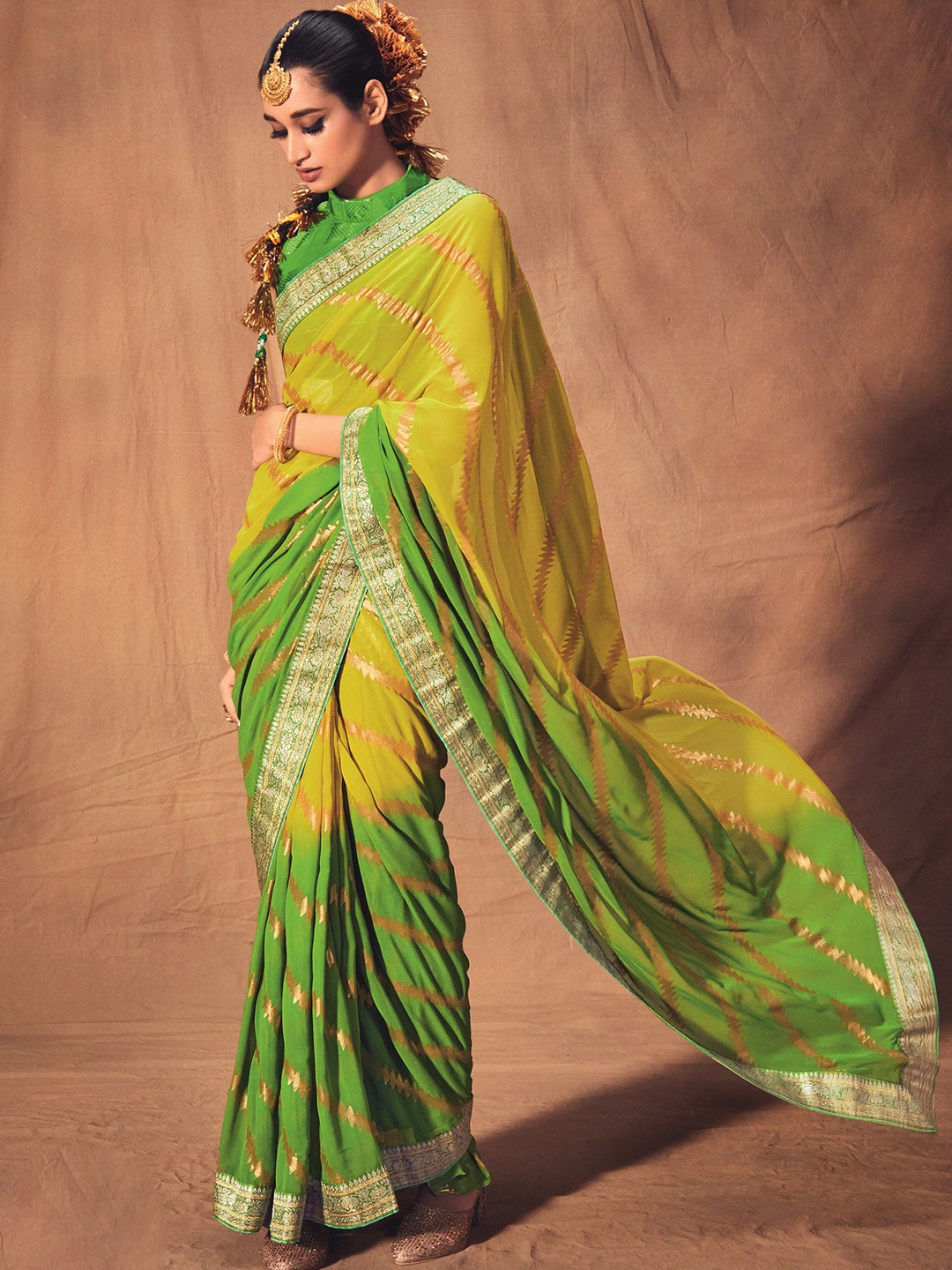 

DIVASTRI Leheriya Woven Design Zari Saree, Green