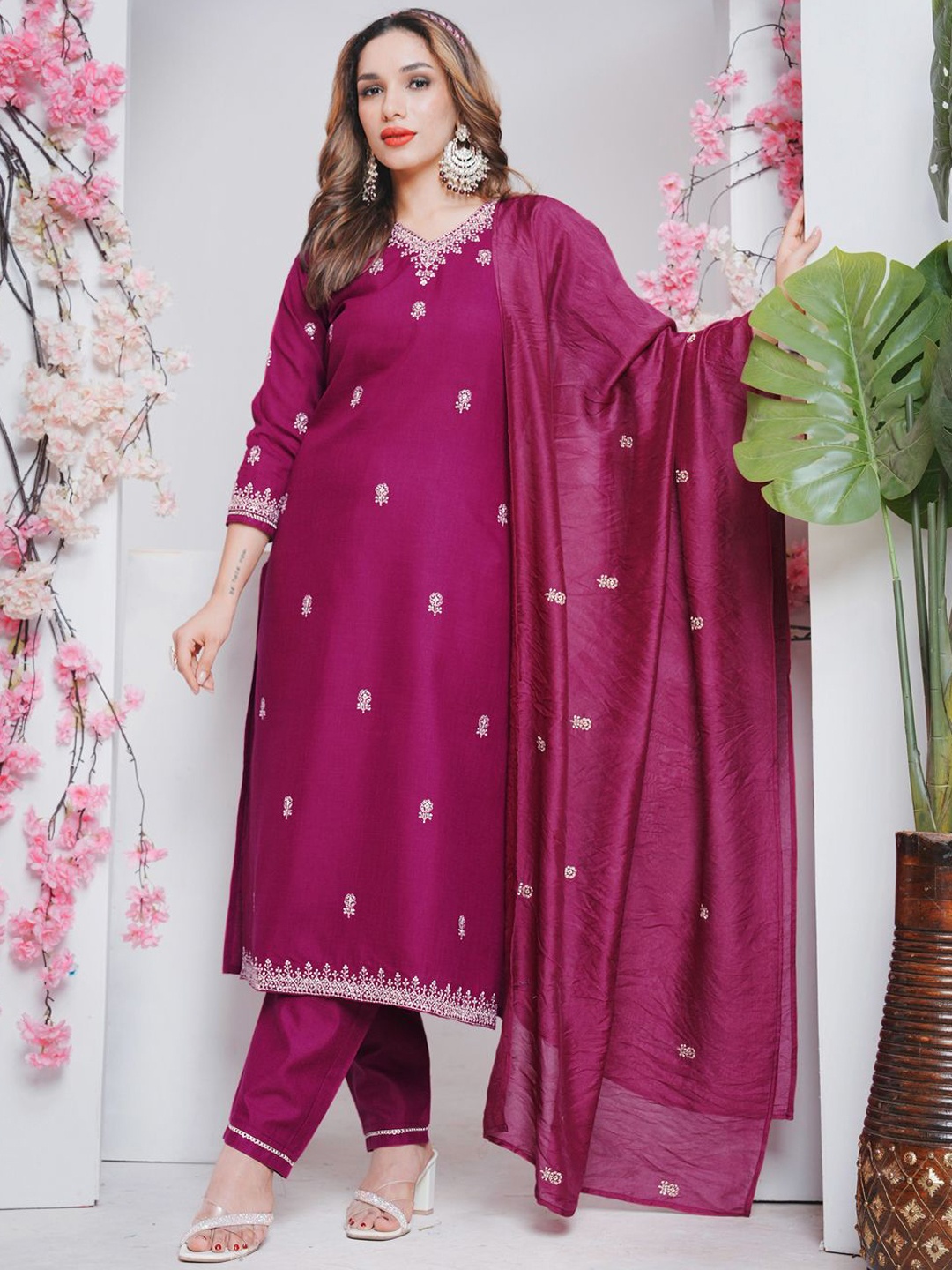 

ARADHNA Floral Embroidered Sequinned V-Neck Straight Kurta With Trousers & Dupatta, Purple