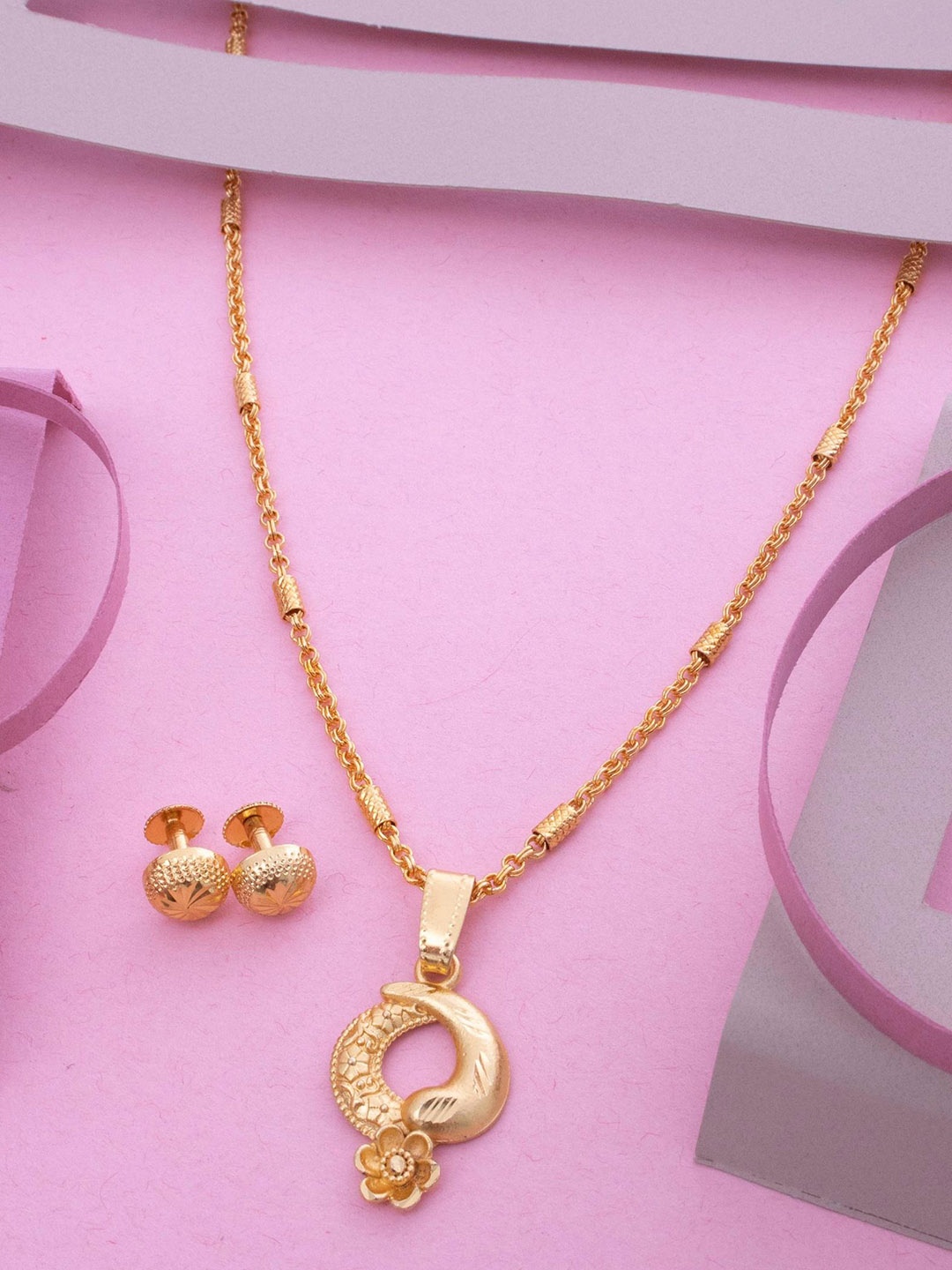 

Ramdev Art Fashion Jwellery Gold Plated Leaf Design Round Pendant With Studs
