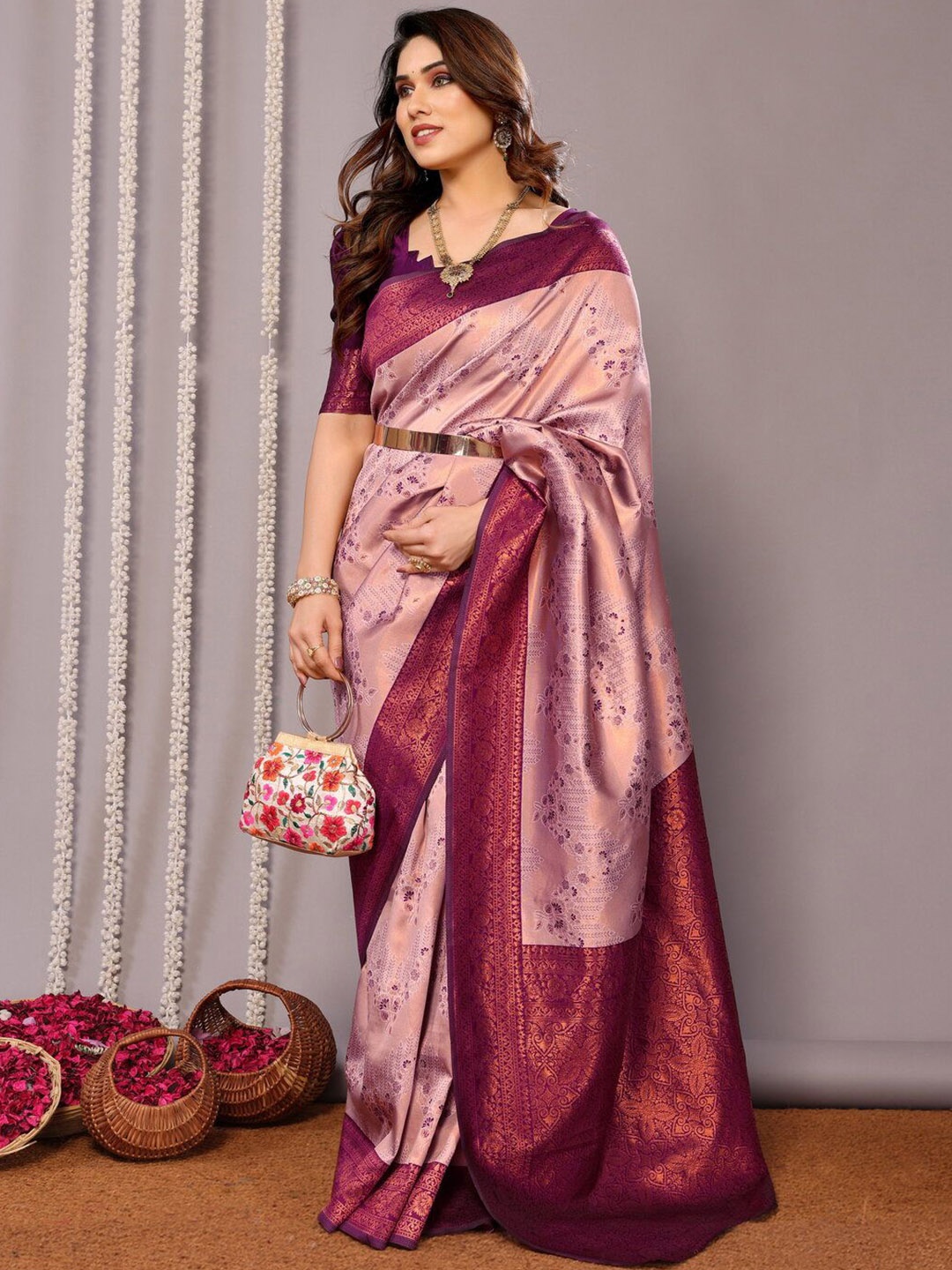 

DIVASTRI Floral Woven Design Banarasi Saree, Maroon