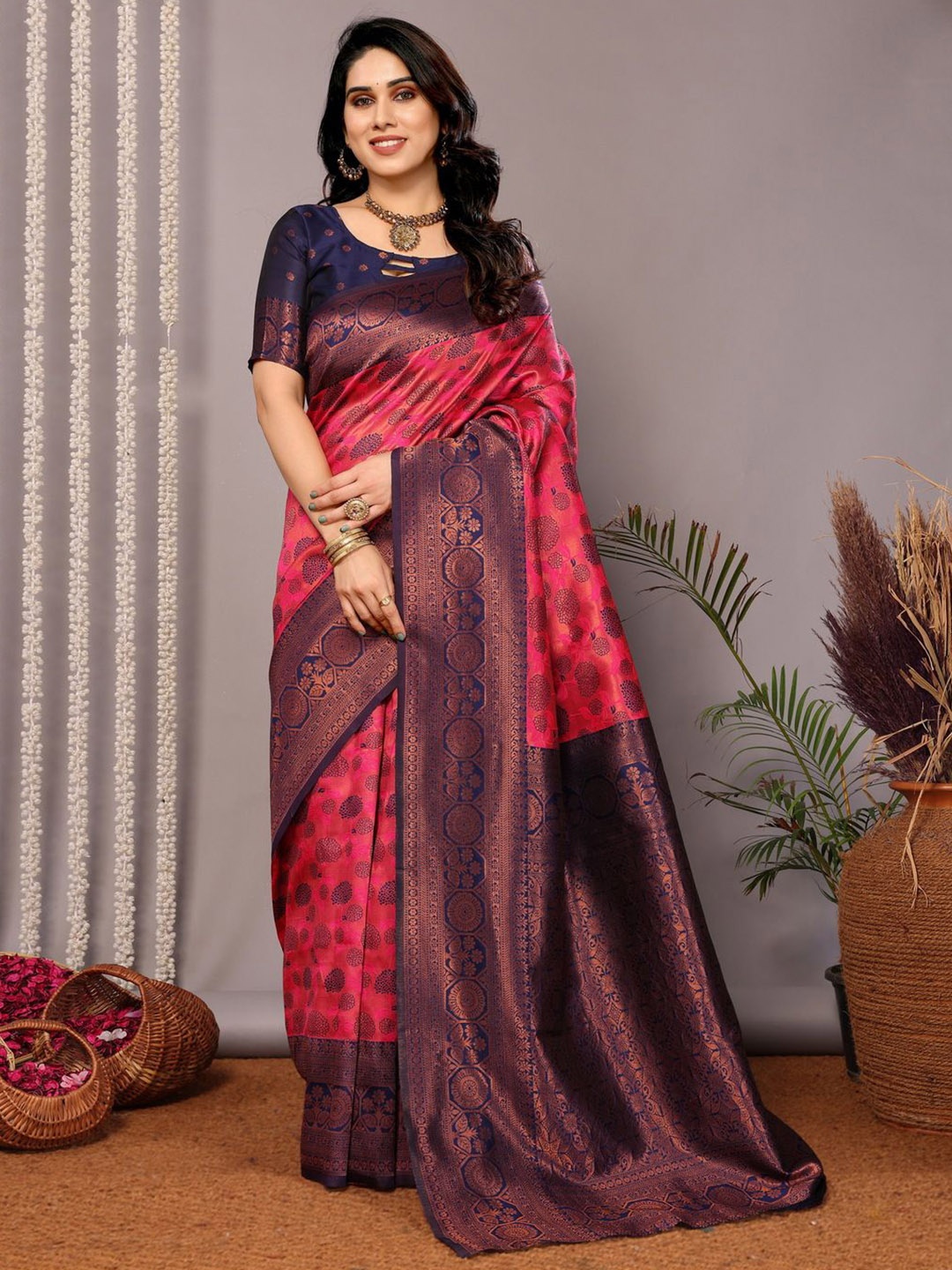 

DIVASTRI Woven Design Banarasi Saree, Pink