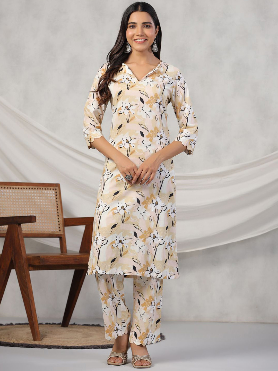 

Sangria Beige Floral Printed V-Neck Straight Kurta With Trousers, Off white