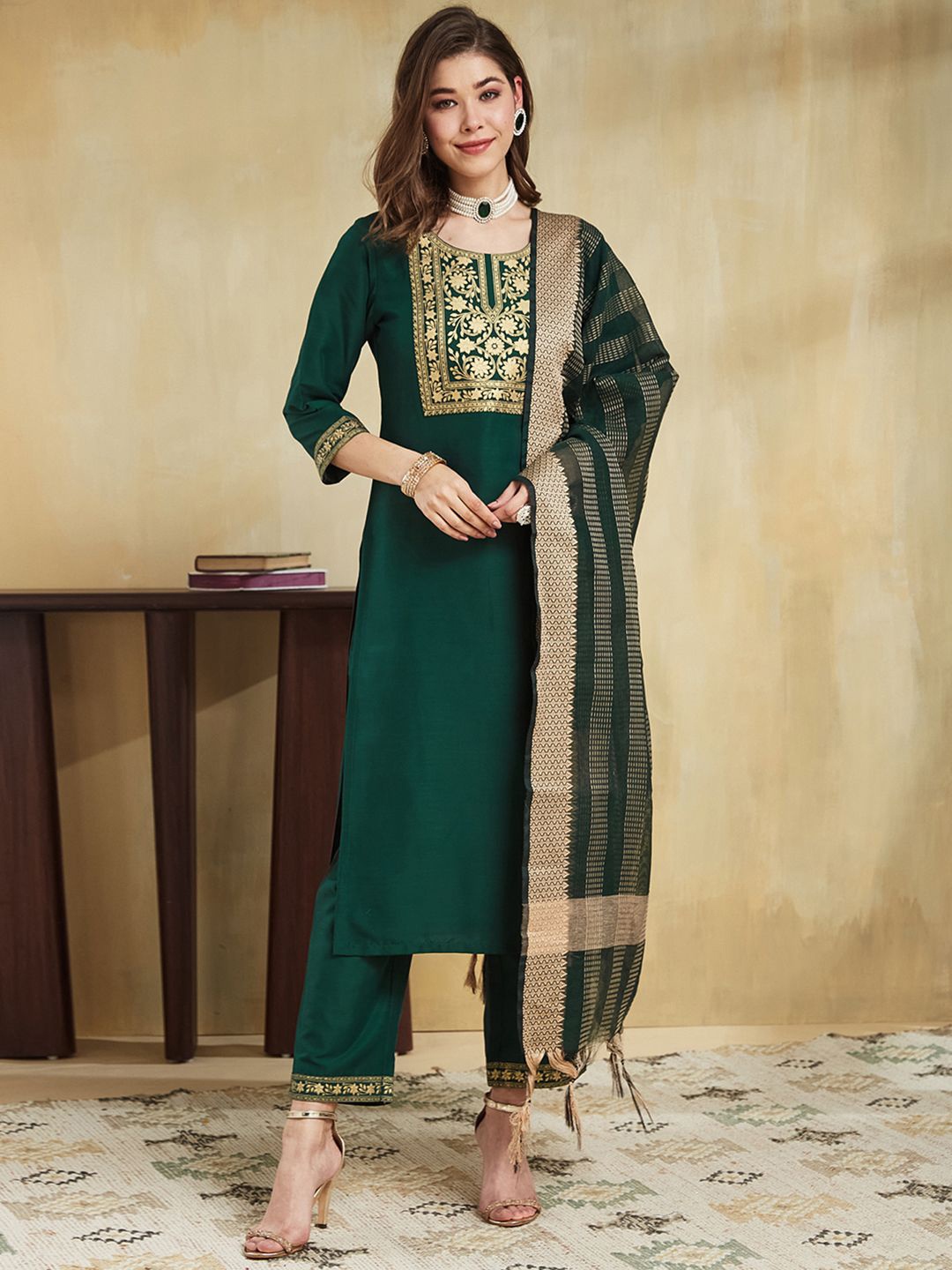 

SKYLEE Women Floral Printed Regular Kurta with Trousers & With Dupatta, Green