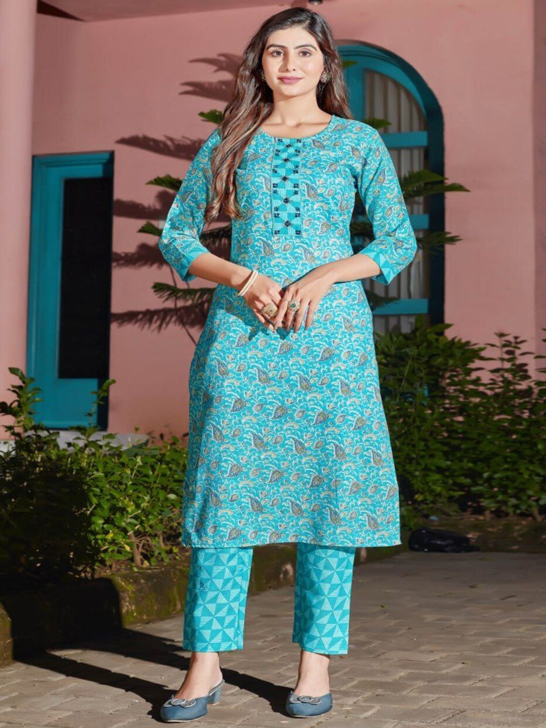 

DIVASTRI Pisley Printed RoundNeck Straight Kurta with Trousers, Turquoise blue