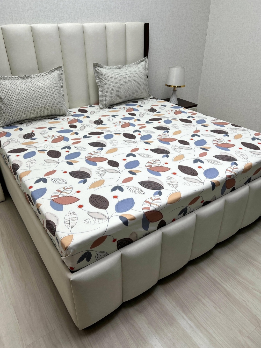 

Pure Decor Leisure Fur White & Blue Printed 330 TC King Bedsheet Set 2.74 m X 2.74