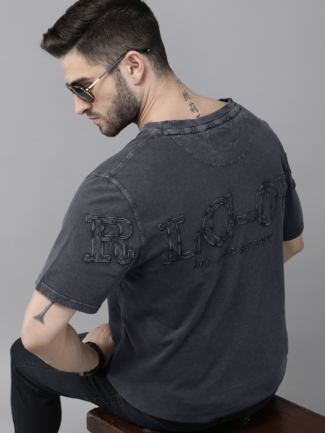 

Roadster Men Charcoal Black Typography Printed Pure Cotton T-shirt