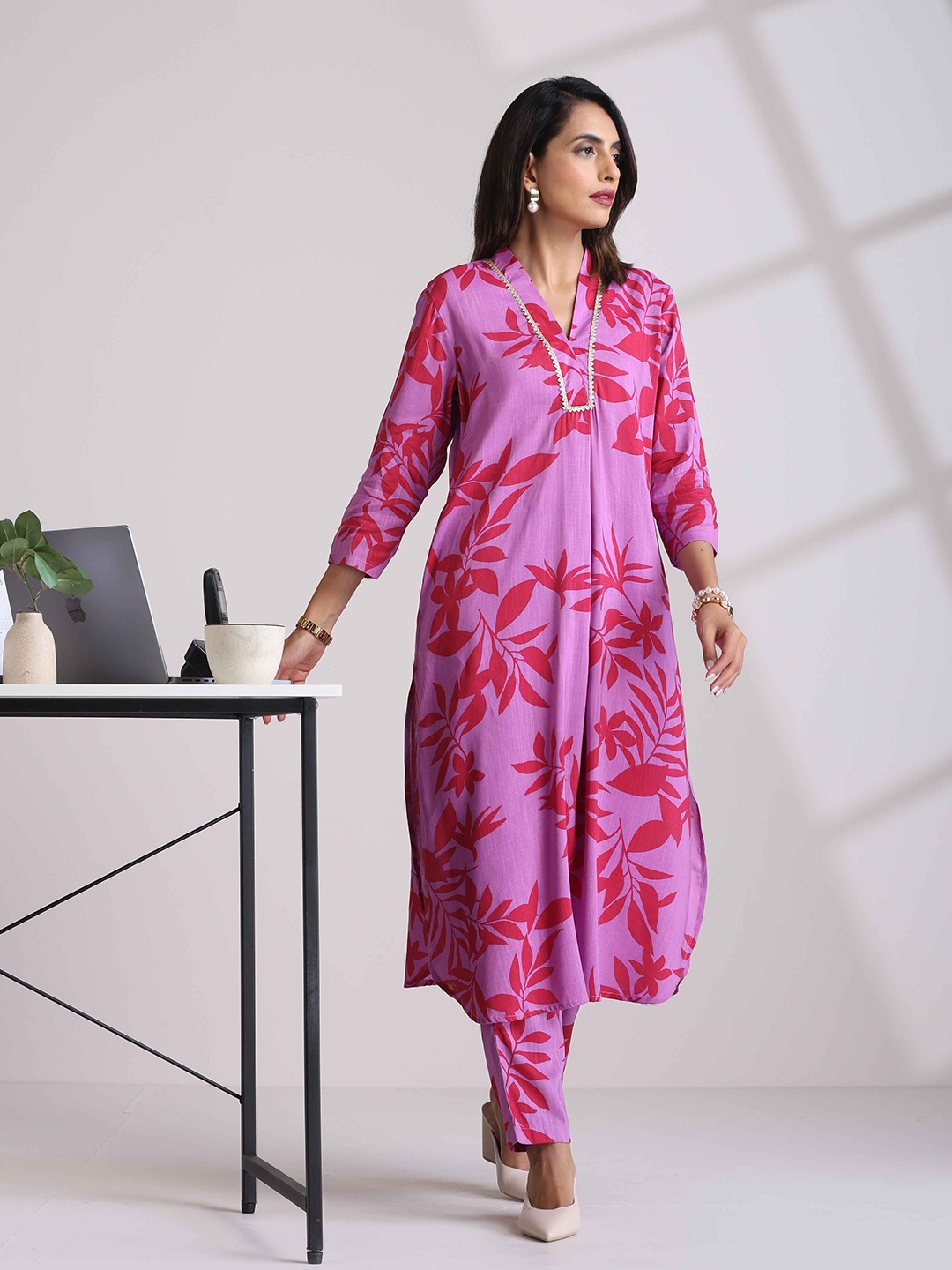 

trueBrowns Floral Printed Straight Kurta with Trousers, Purple