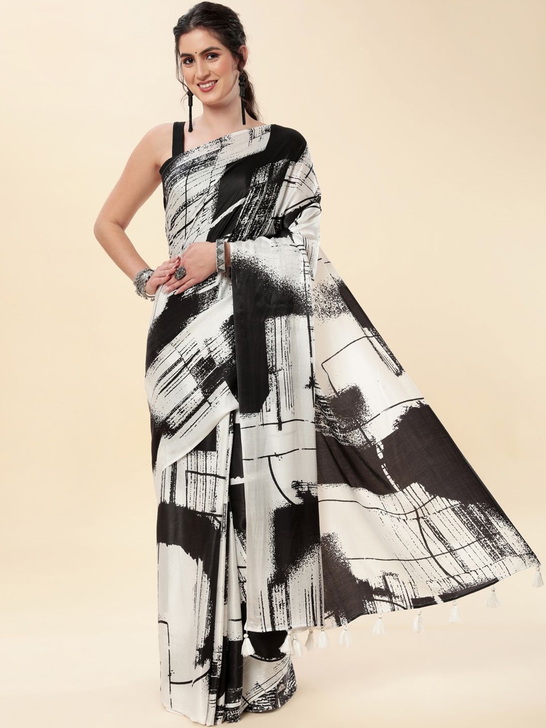 

Suha Printed Saree With Blouse Piece, Black