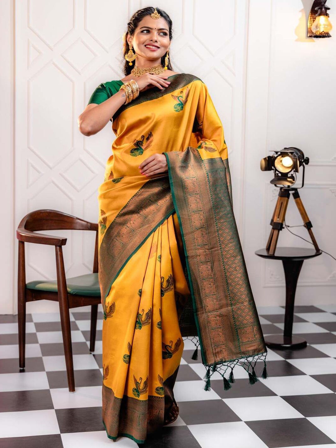 

DIVASTRI Woven Design Banarasi Saree With Blouse Piece, Gold