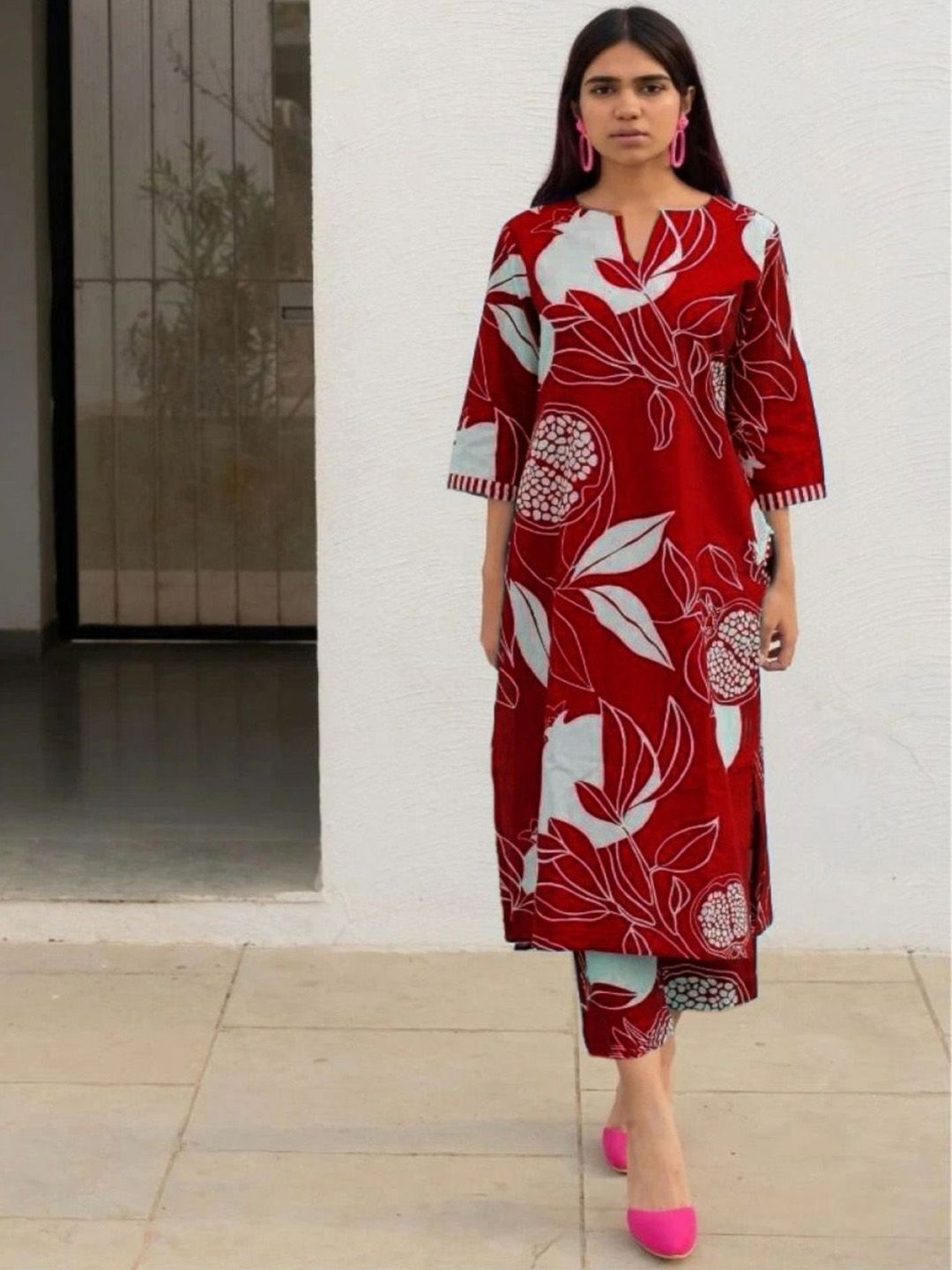 

DIVASTRI Floral Printed Round Neck Straight Kurta with Trousers, Red