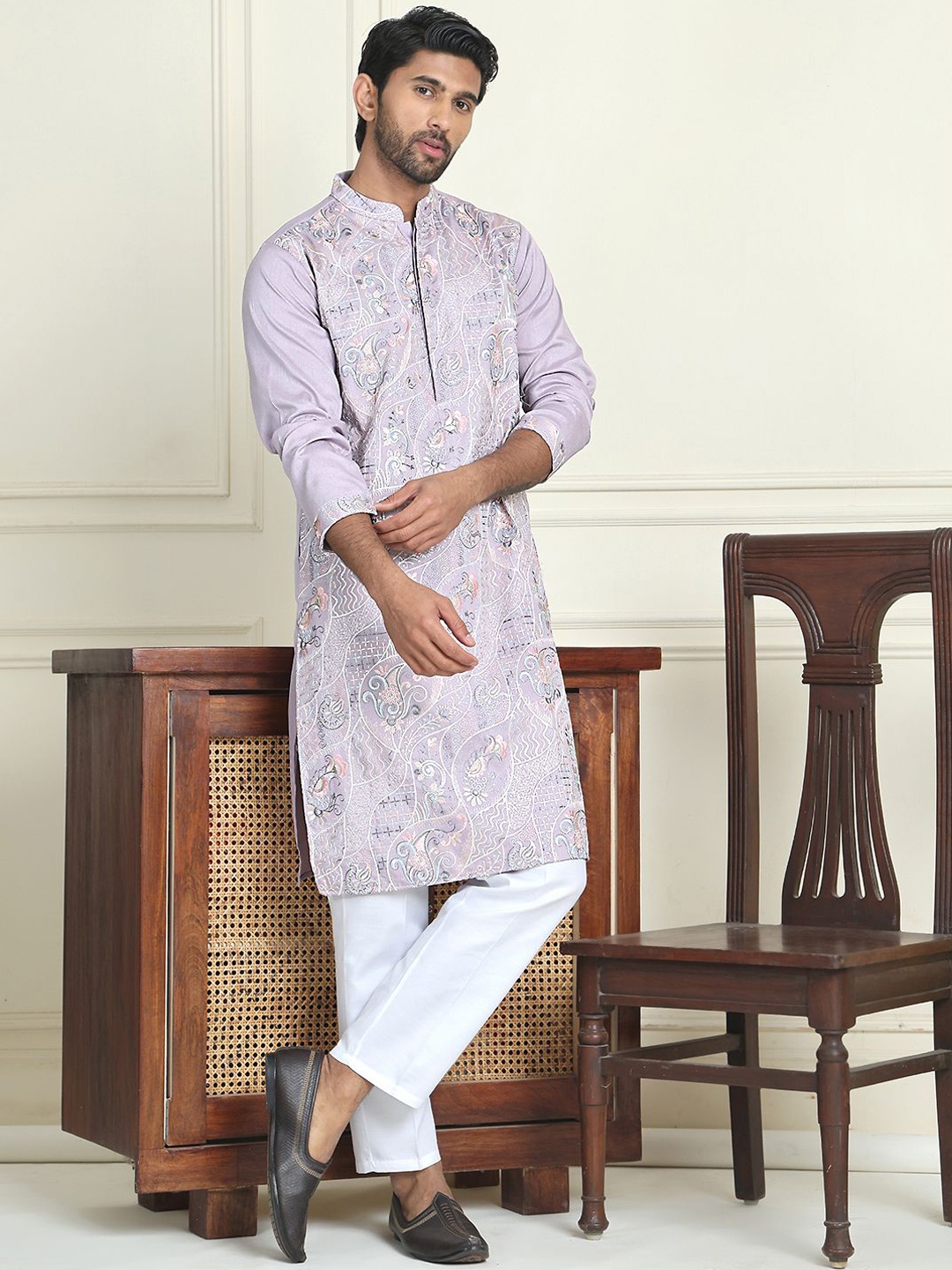 

Anouk Purple Floral Embroidered Mandarin Collar Straight Kurta With Trosuers