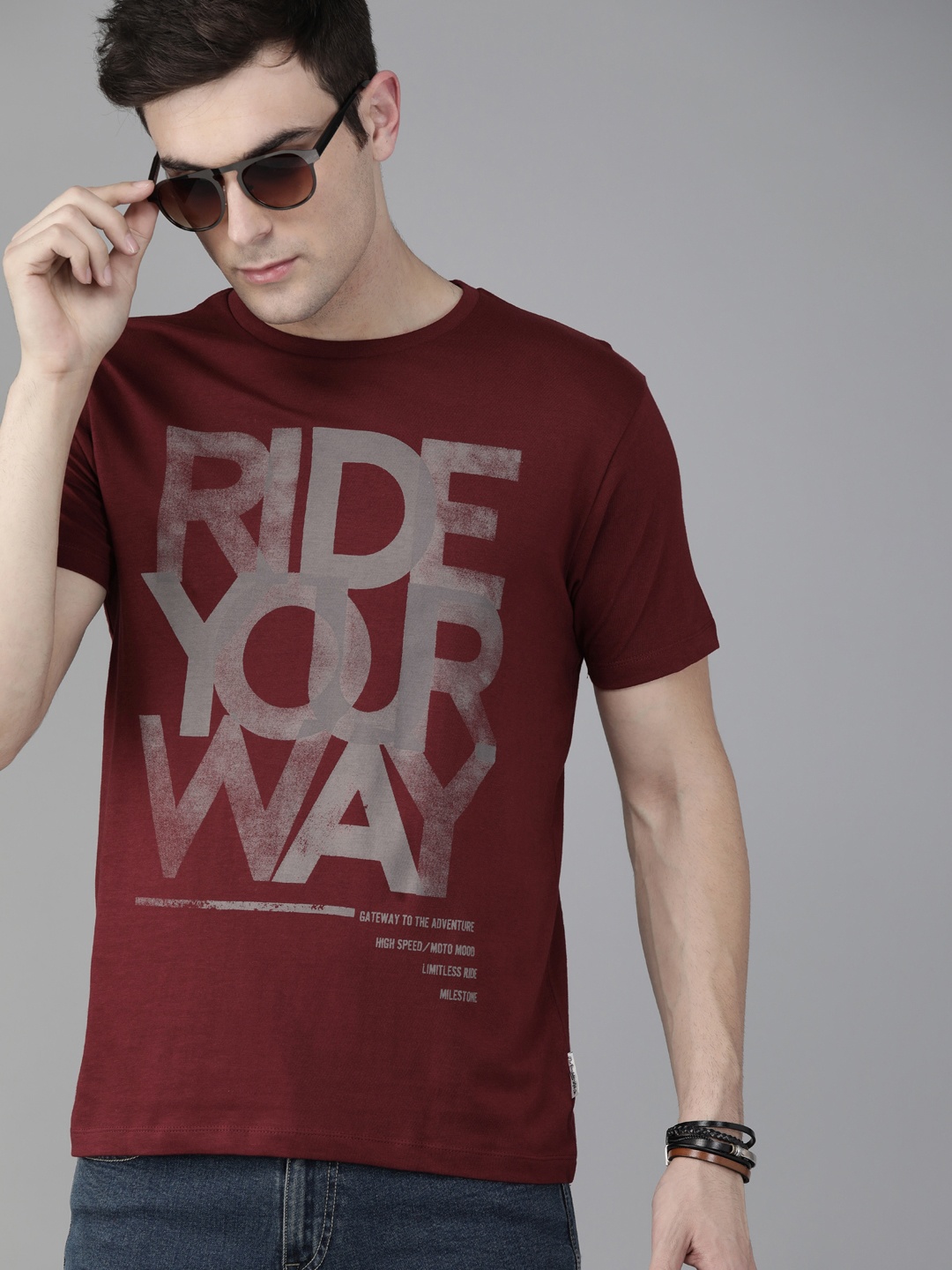 

The Roadster Lifestyle Co Men Maroon Printed Round Neck Pure Cotton T-shirt