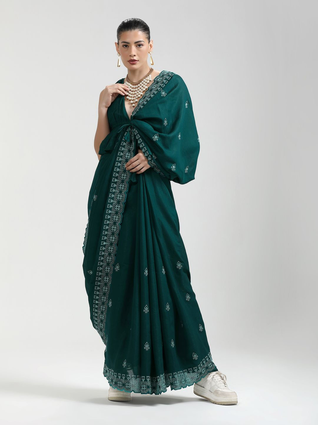 

Suha Floral Embroidered Saree, Green