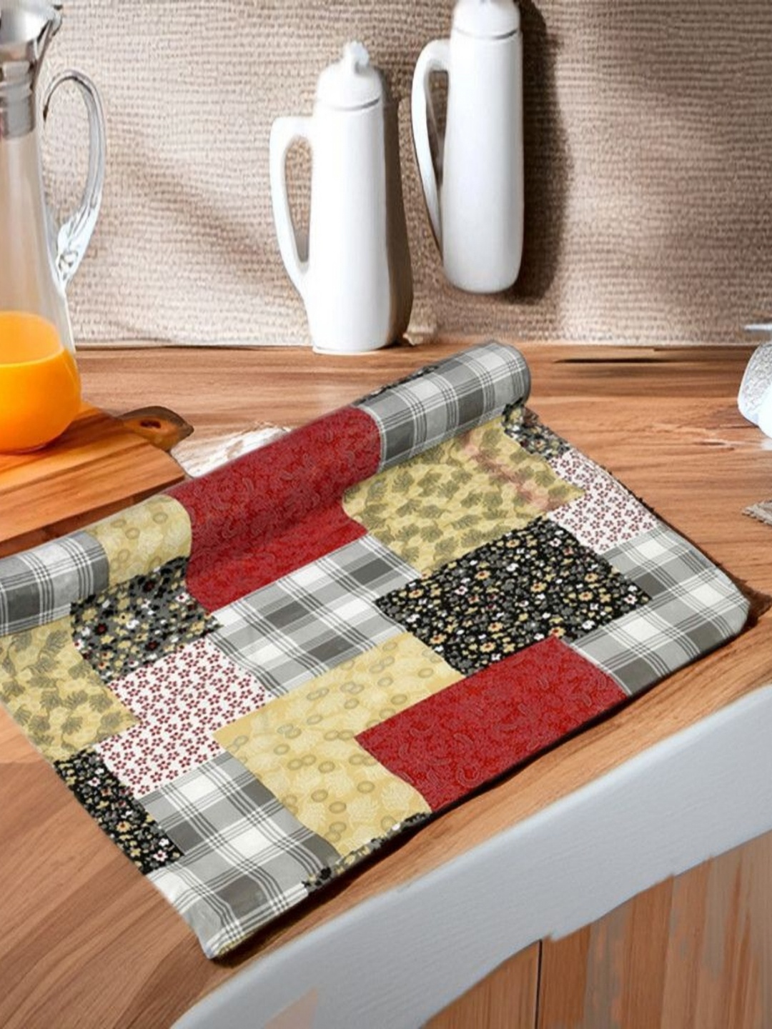 

REVEXO Maroon & Black Printed Water-Resistant Shelf Liner