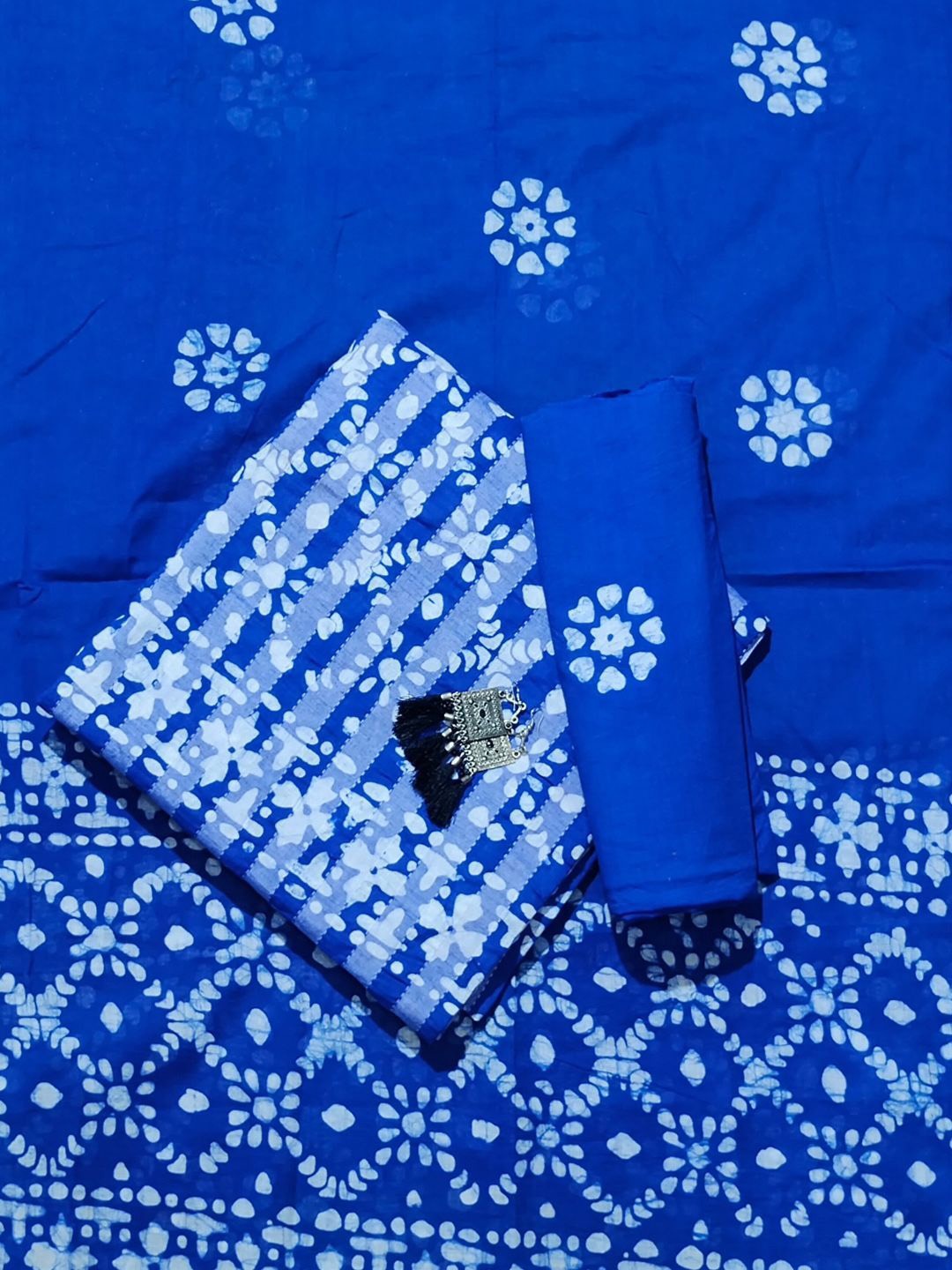 

Farooq Dyeing Floral Batik Dyed Pure Cotton Unstitched Dress Material, Blue