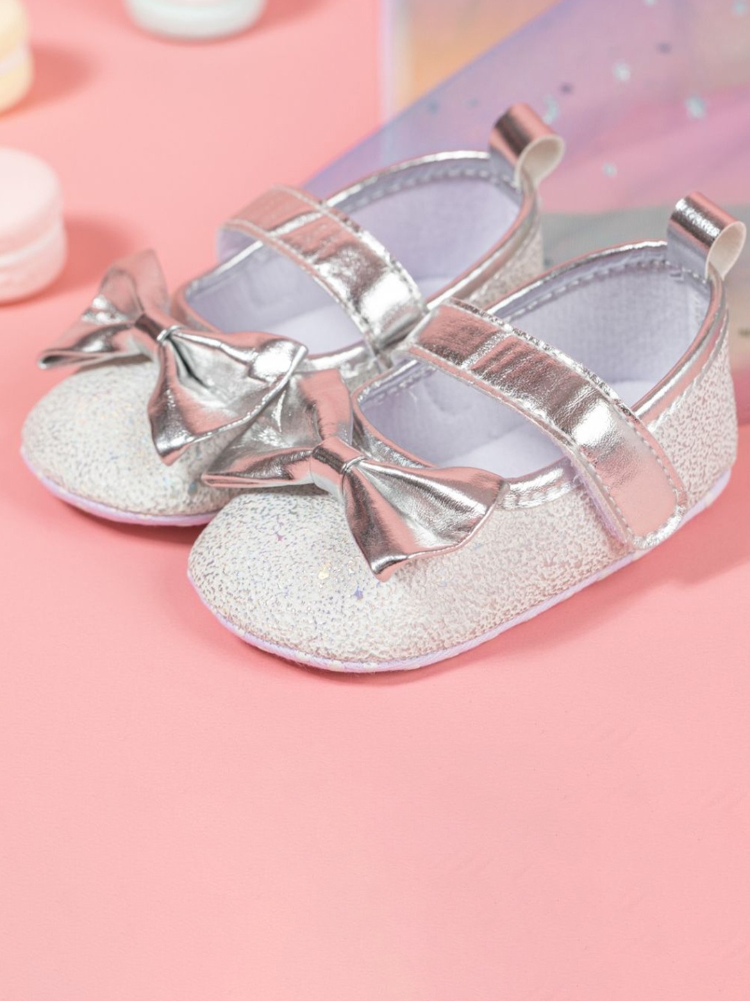 

NESKA MODA Girls Bow Detailed Booties, Silver