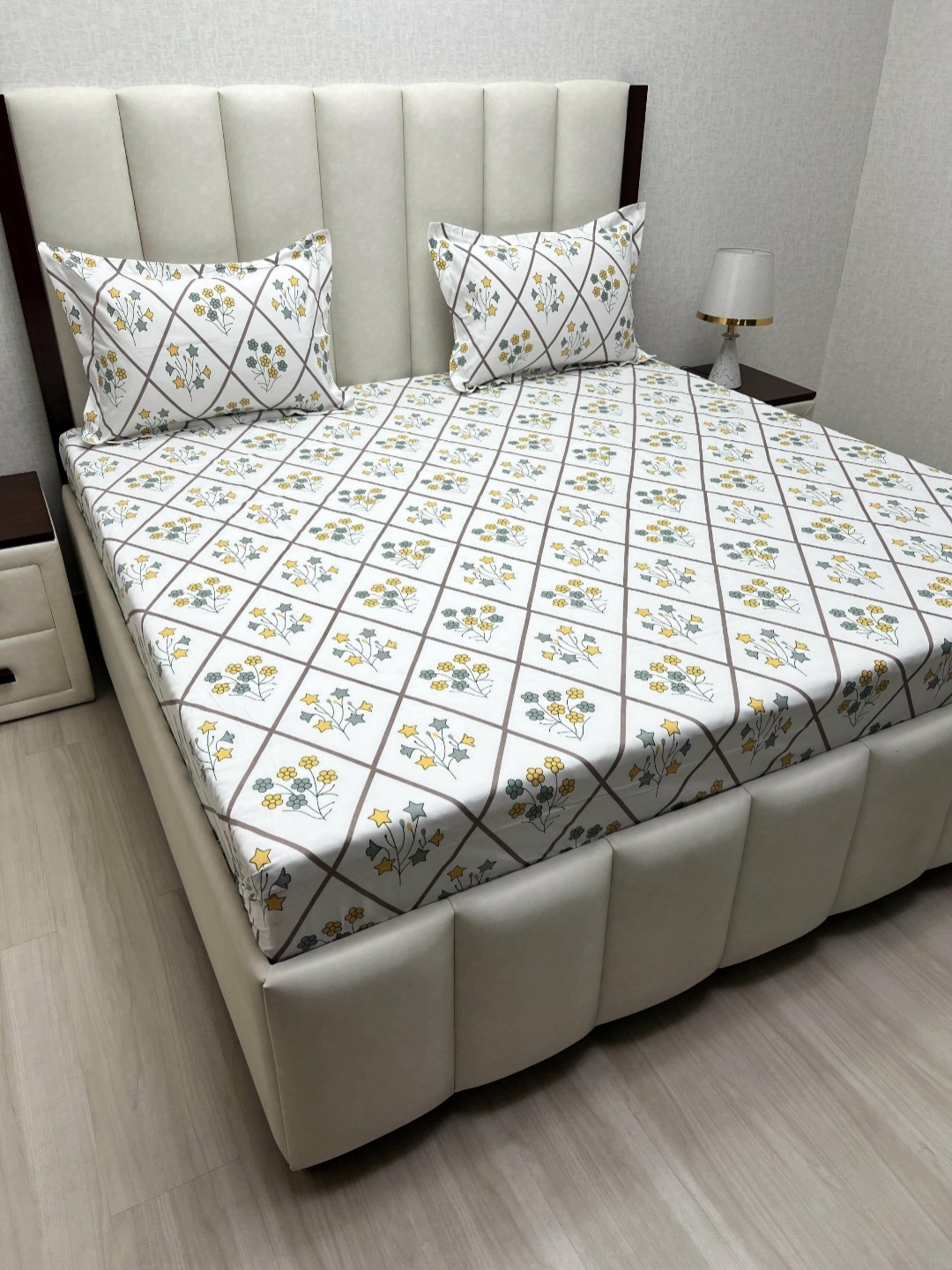 

Pure Decor & White Floral 210 TC Queen Bedsheet with Set 2 Pillow Covers 2.28 m x 2.54 m