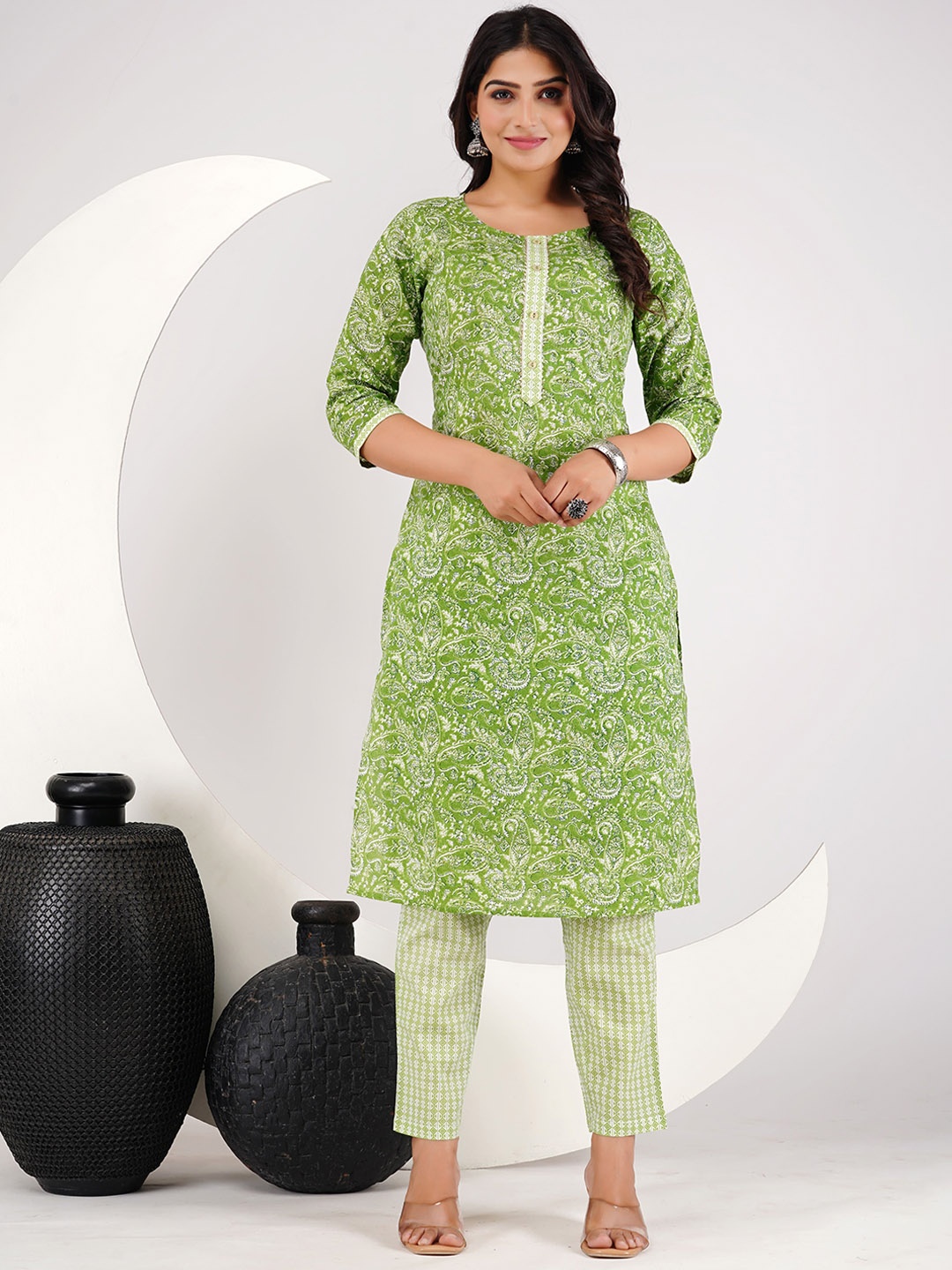 

Moajaza Floral Printed Round Neck Pure Cotton Kurta with Trousers, Green