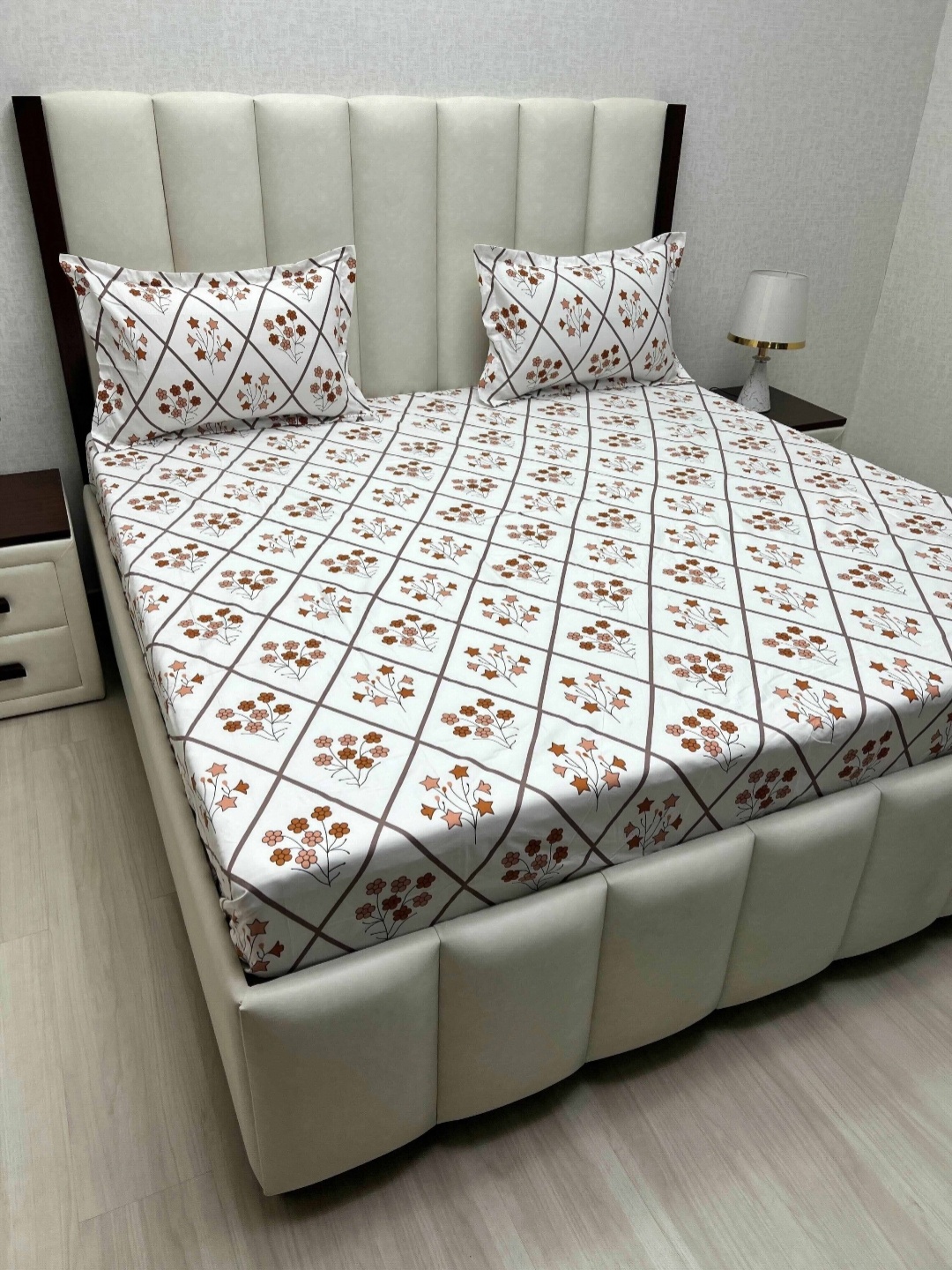 

Pure Decor Amulya White & Red Printed Microfiber 220 TC Queen Bedsheet Set 2.28m X 2.54m