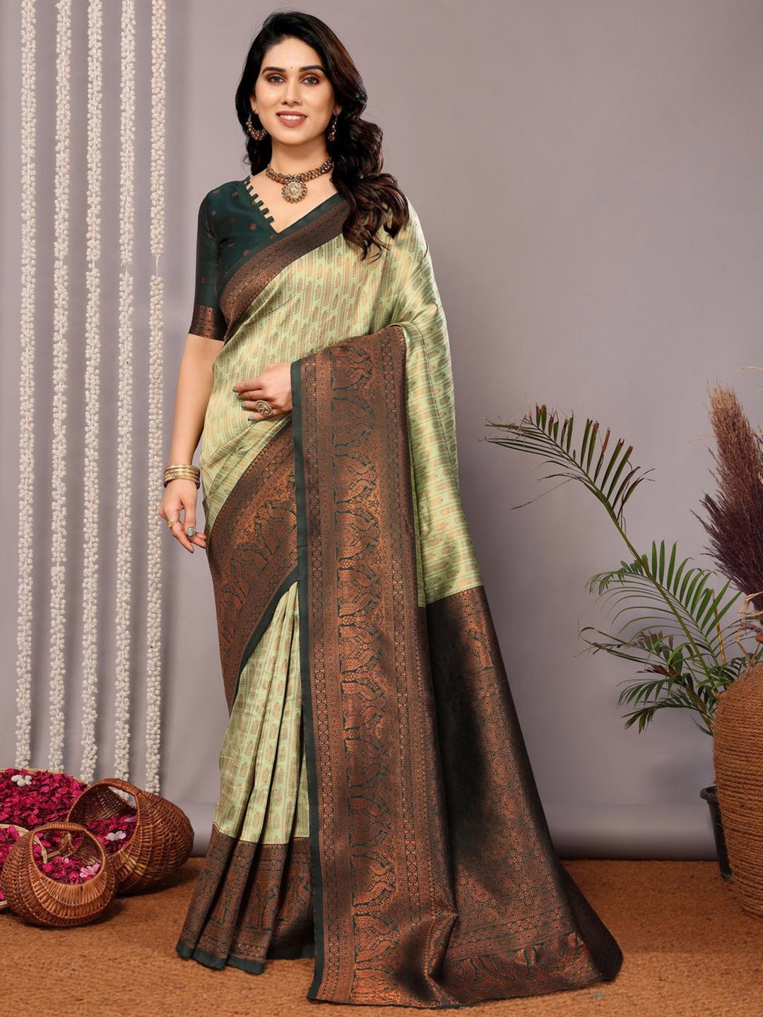 

DIVASTRI Woven Design Zari Silk Blend Banarasi Saree, Green