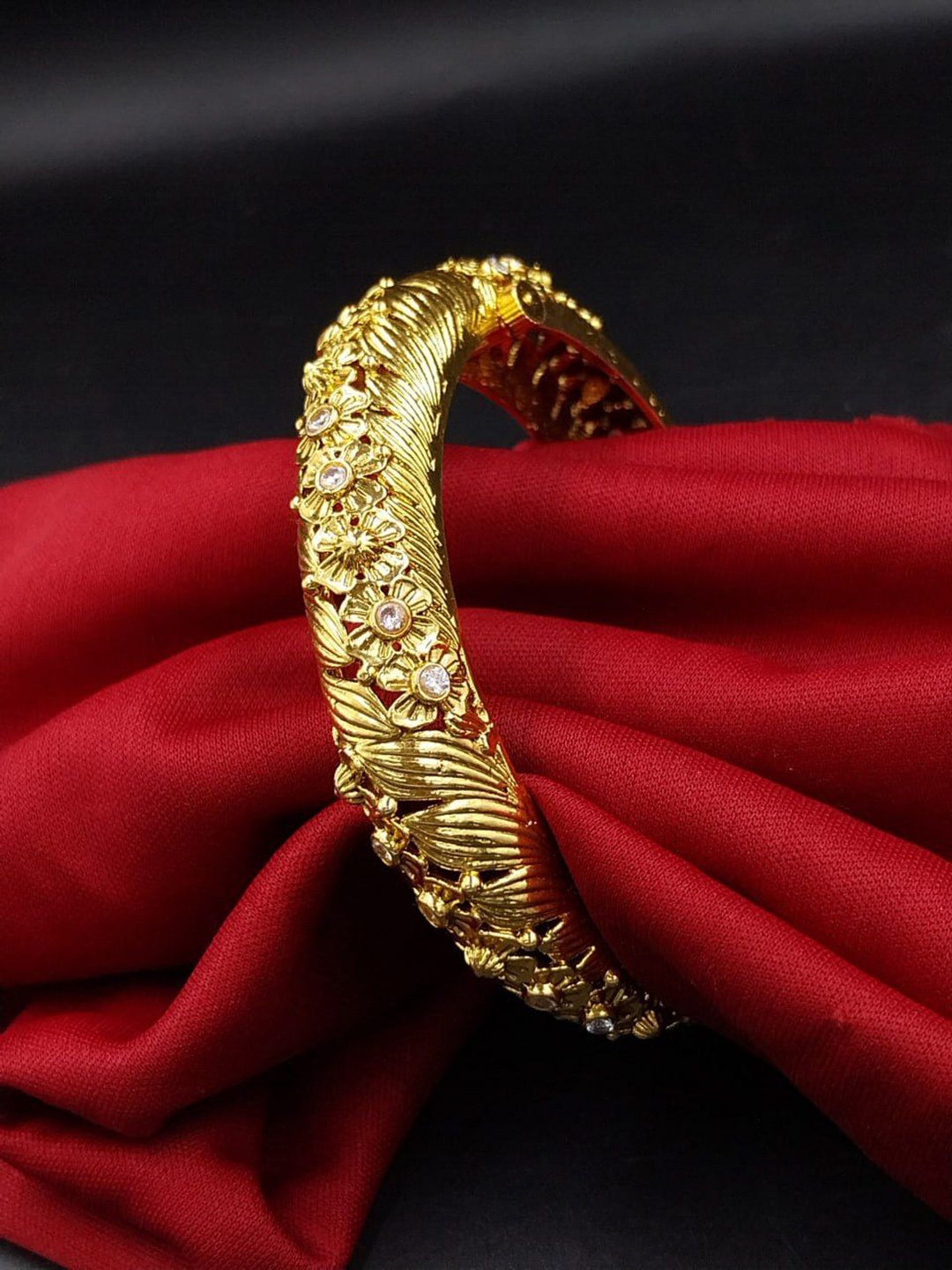 

Anouk Gold Plated Kundan-Studded Jaipuri Bangle