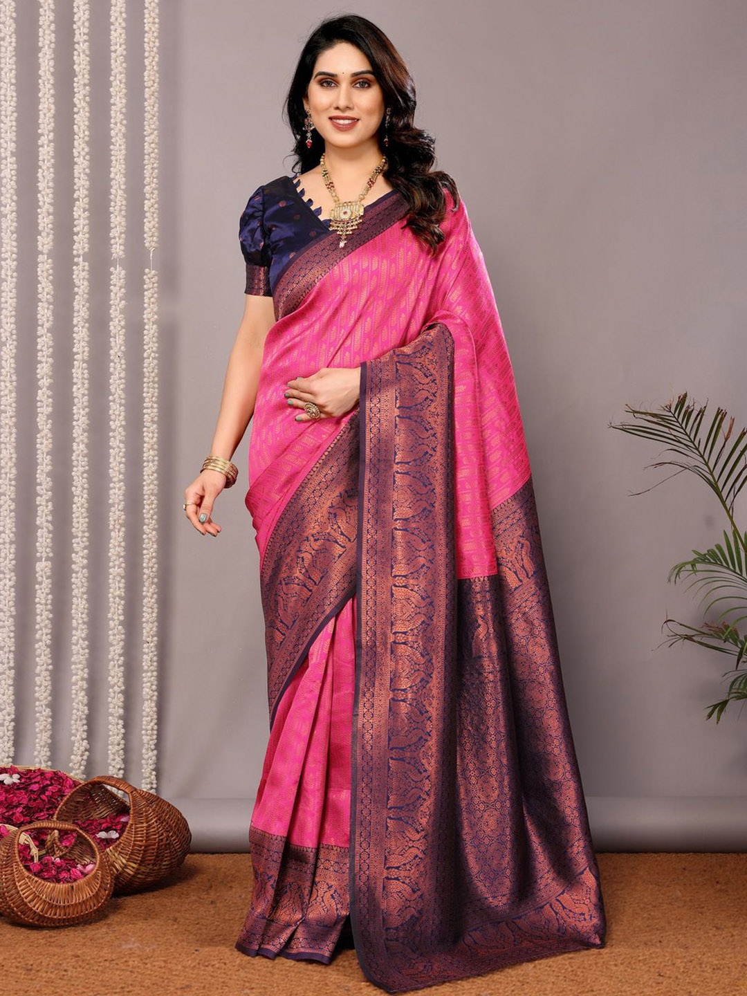 

DIVASTRI Woven Design Zari Silk Blend Banarasi Saree, Pink