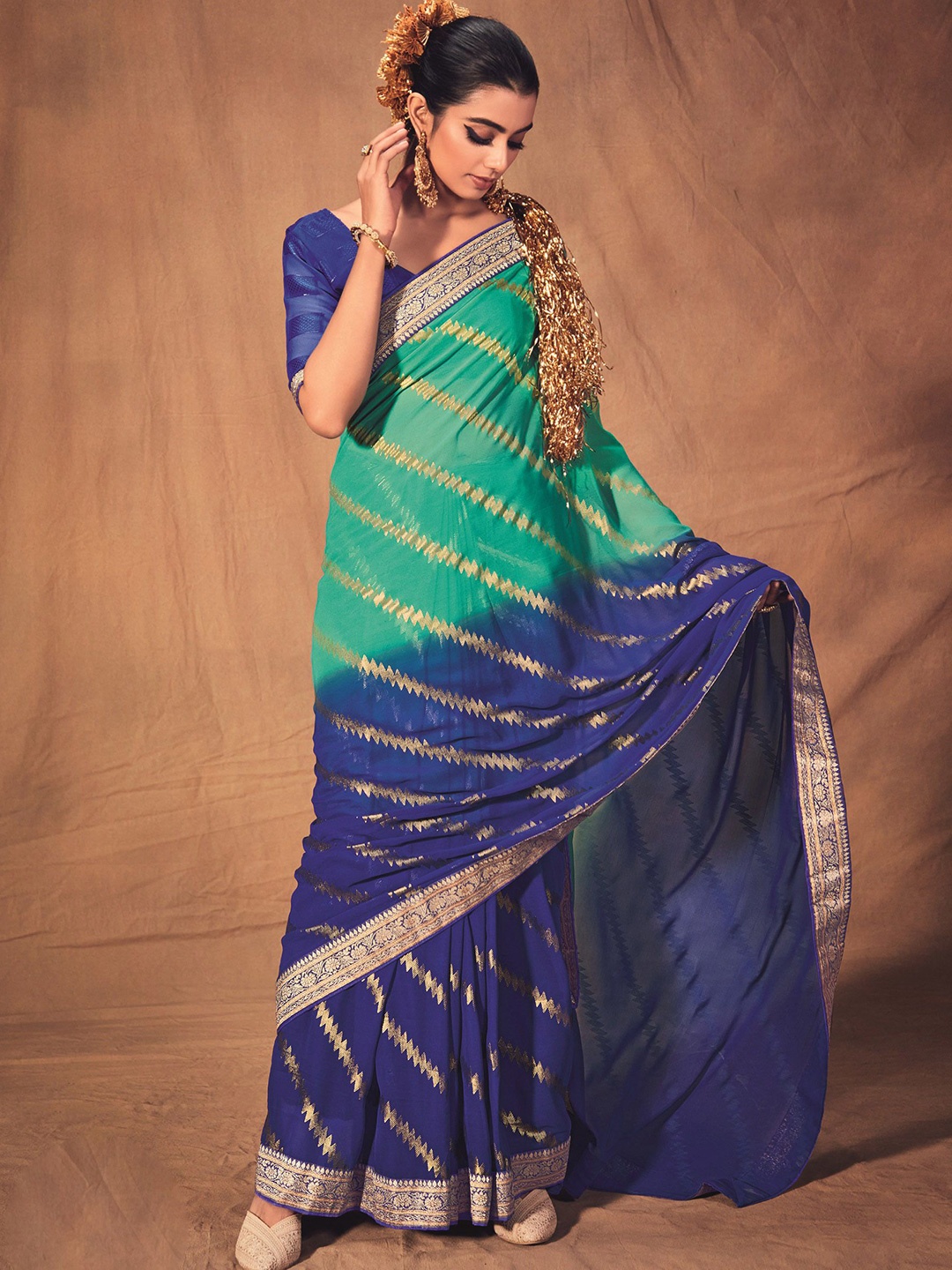 

DIVASTRI Woven Design Zari Saree, Blue