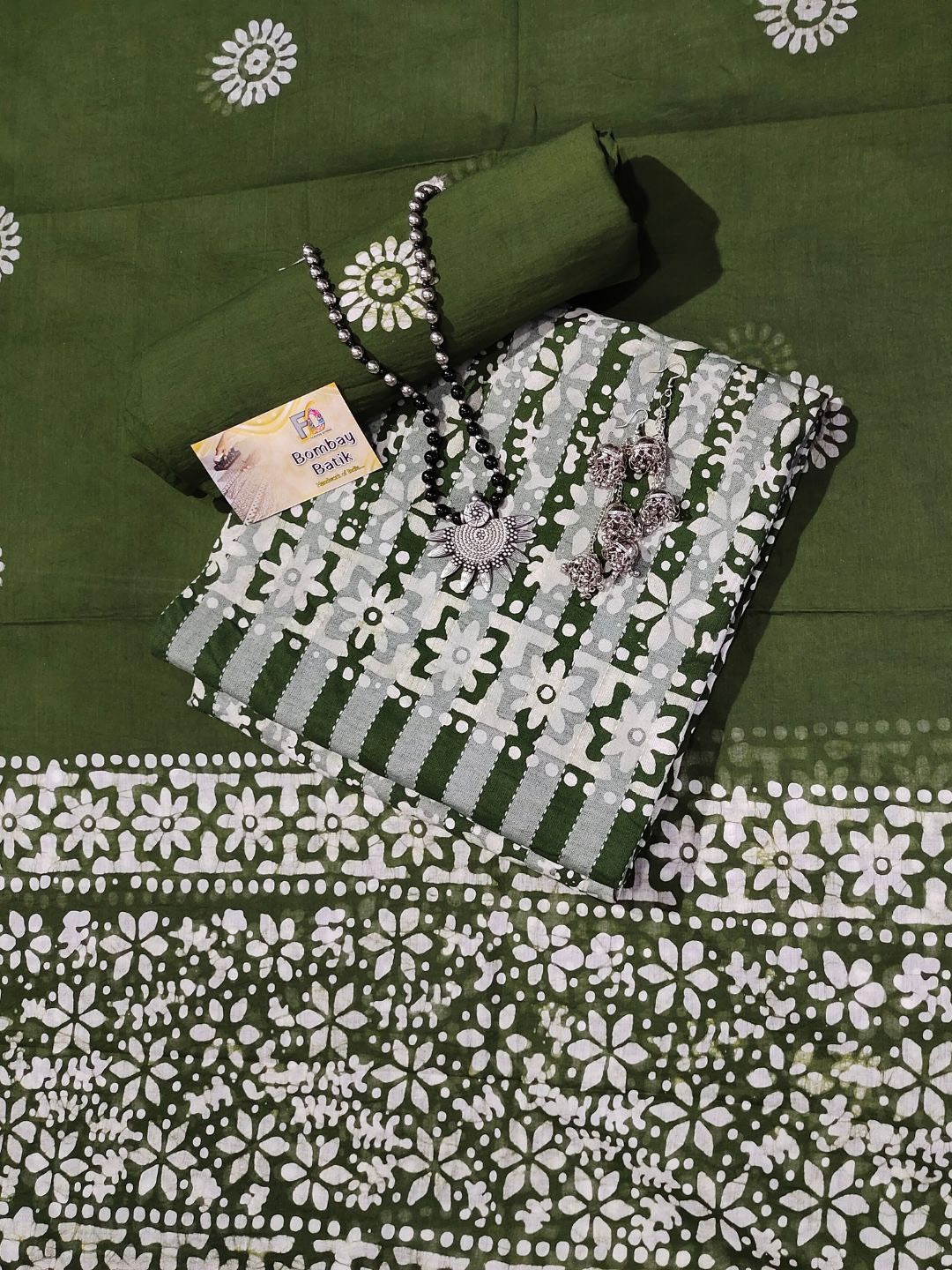 

Farooq Dyeing Floral Batik Dyed Pure Cotton Unstitched Dress Material, Green