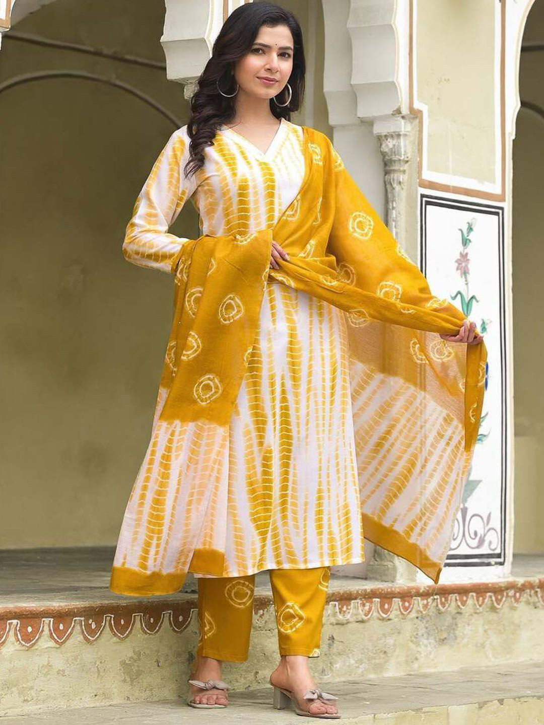 

DIVASTRI Ombre Printed Straight Kurta With Trouser And Dupatta, Yellow