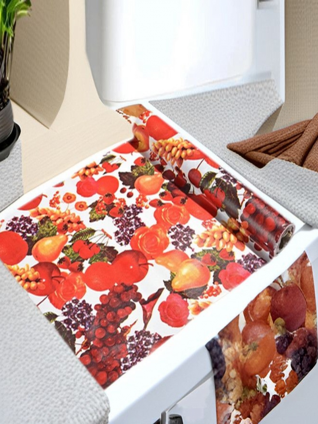 

REVEXO Red & White Printed Water-Resistant Shelf Liner