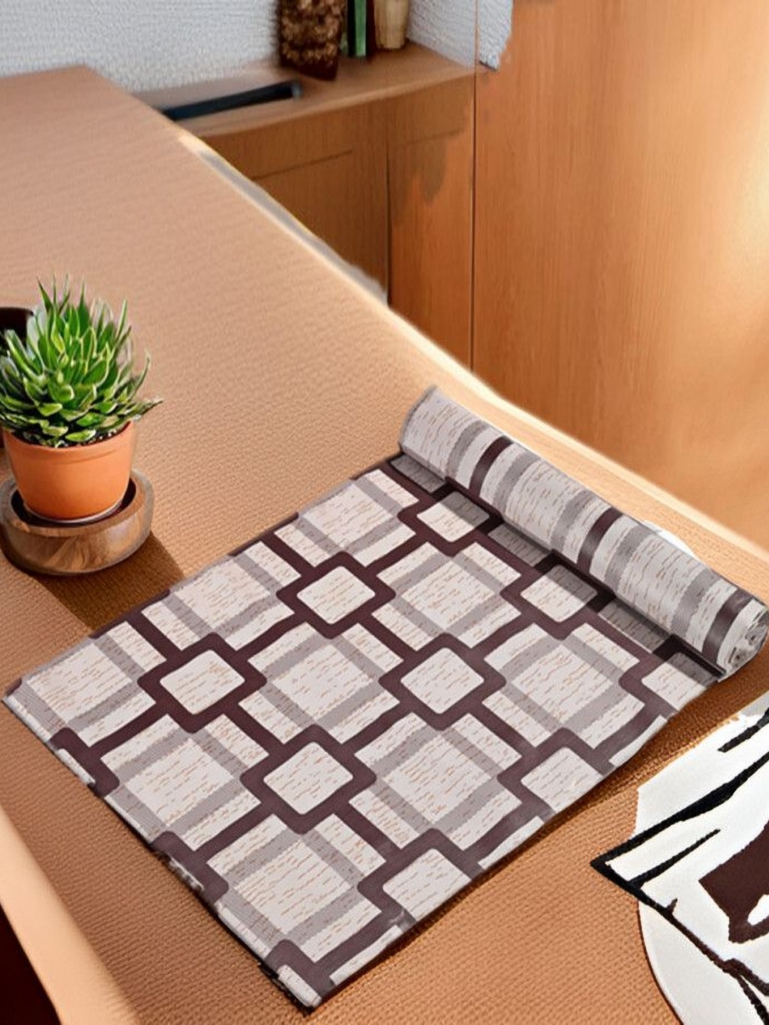 

REVEXO White & Brown Printed Water-Resistant Shelf Liner