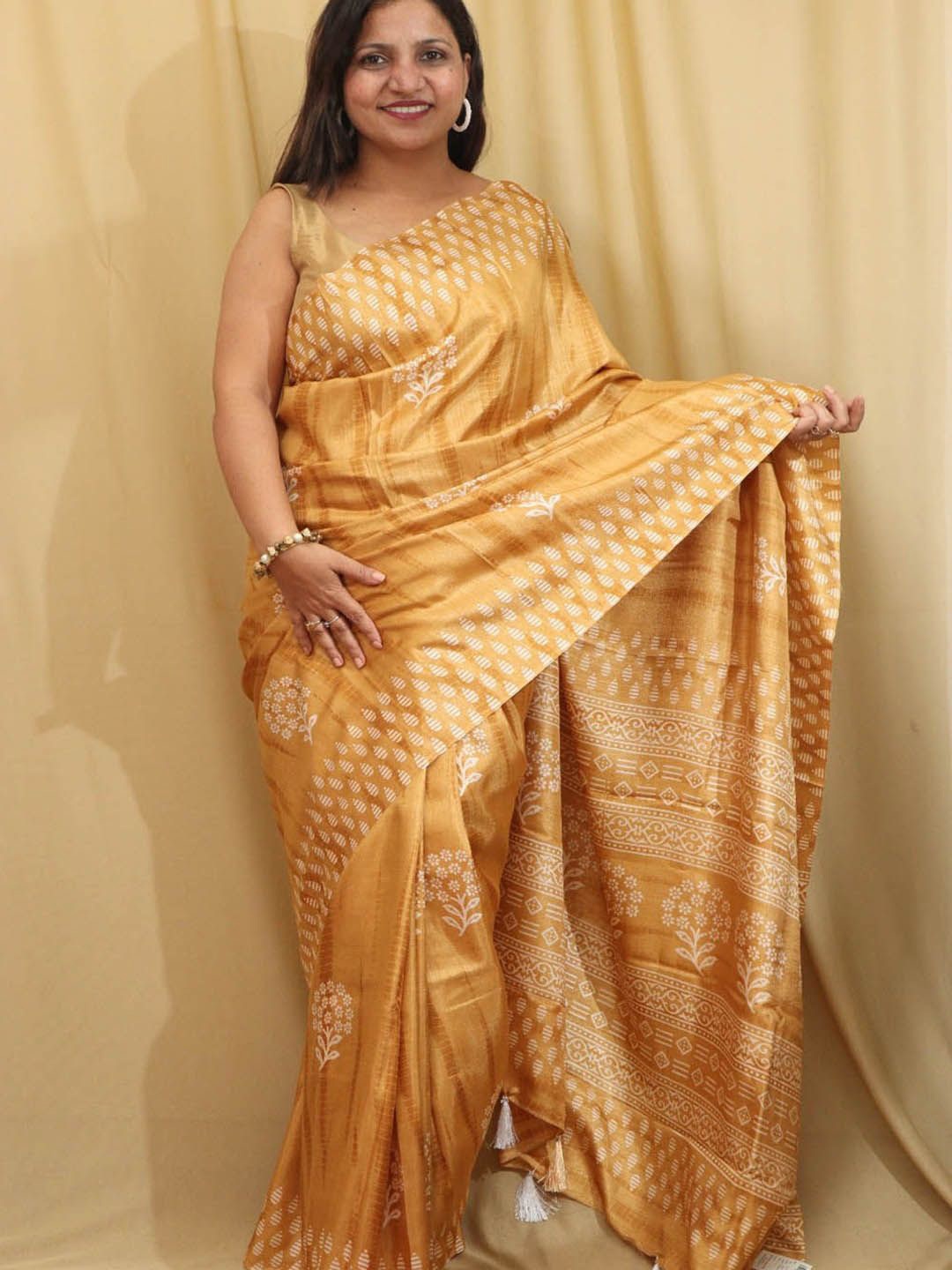 

Luxurionworld Floral Block Print Saree, Yellow
