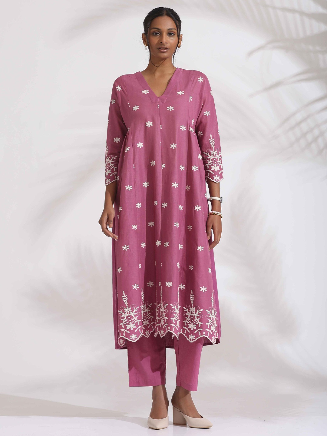 

trueBrowns Women Floral Embroidered Regular Thread Work Pure Cotton Kurta with Trousers, Pink