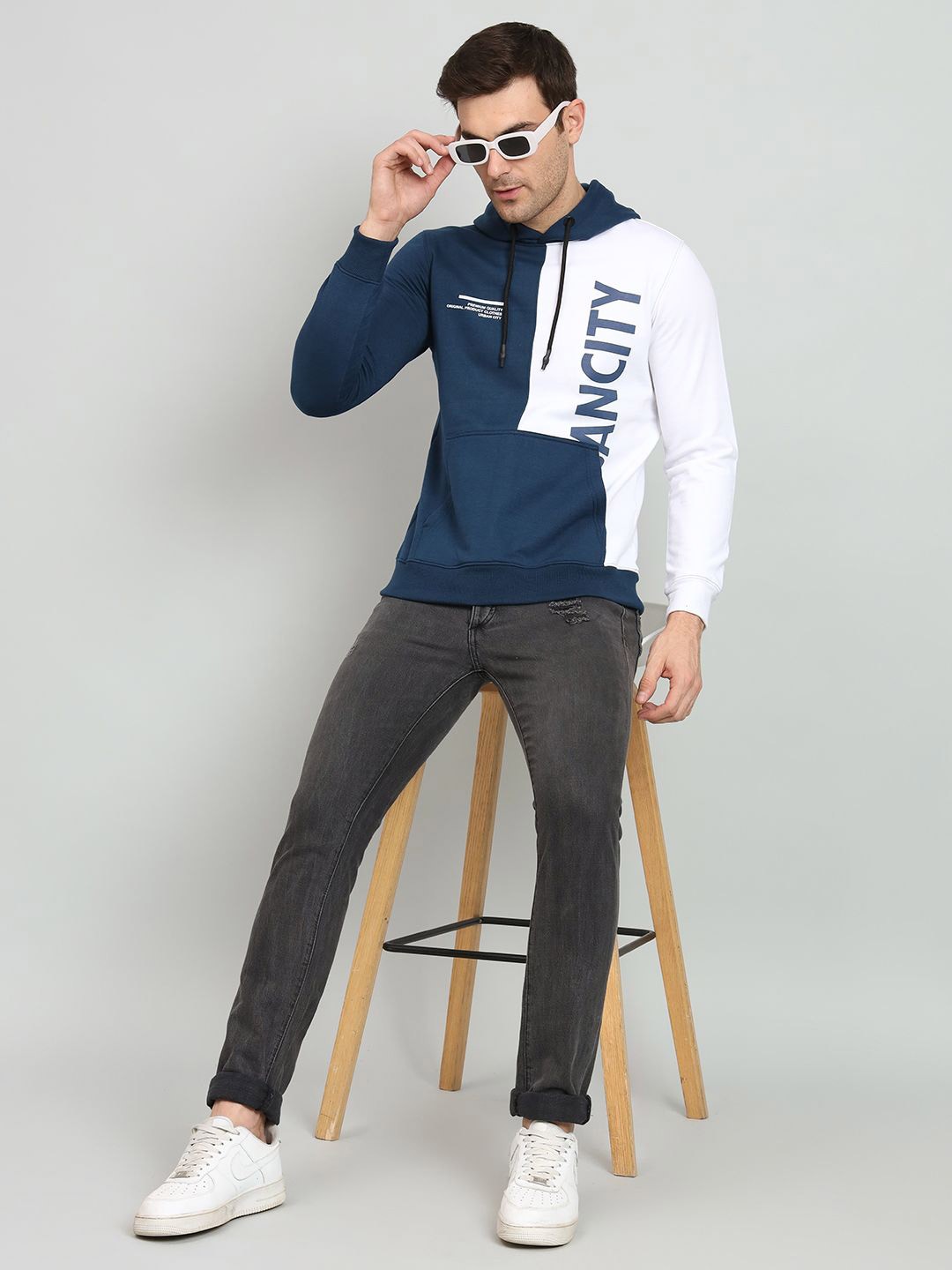 

OGEN Men Colourblocked Sweatshirt, Blue