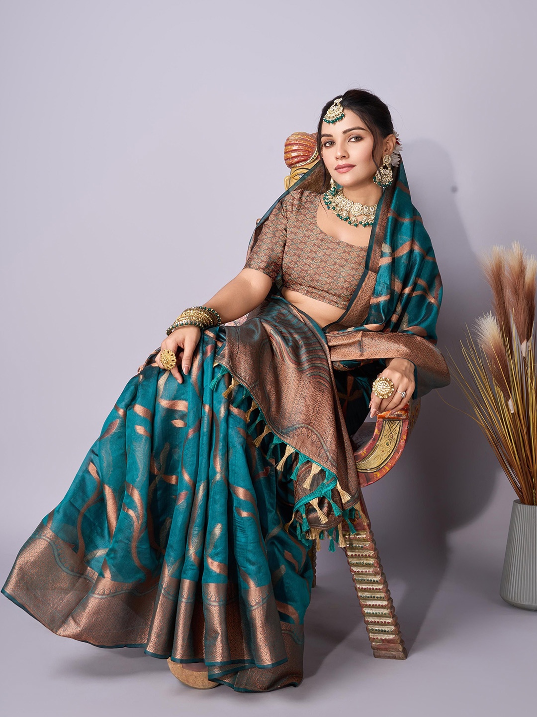 

DIVASTRI Woven Design Zari Organza Saree, Green