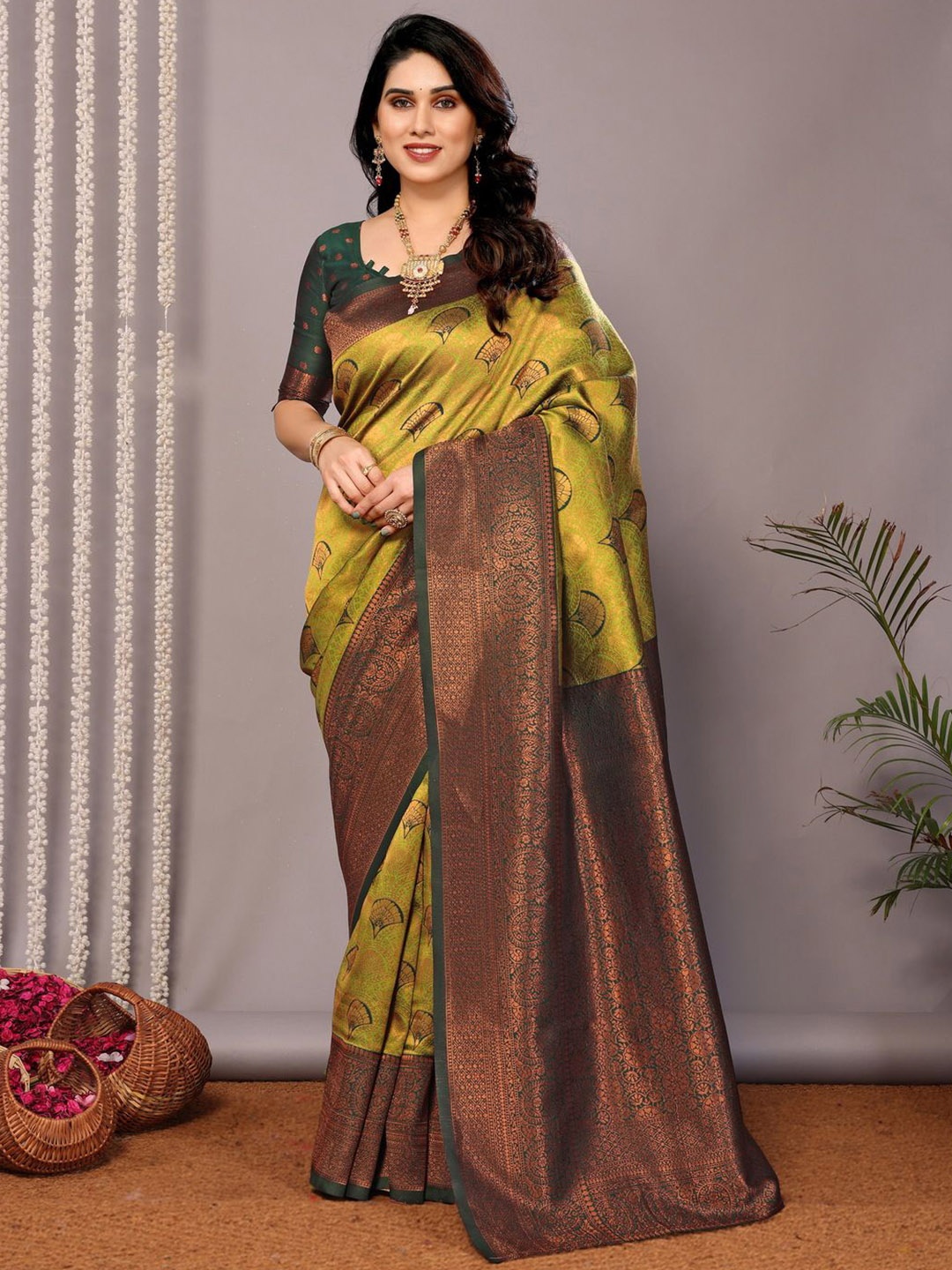 

DIVASTRI Floral Woven Design Banarasi Saree, Green