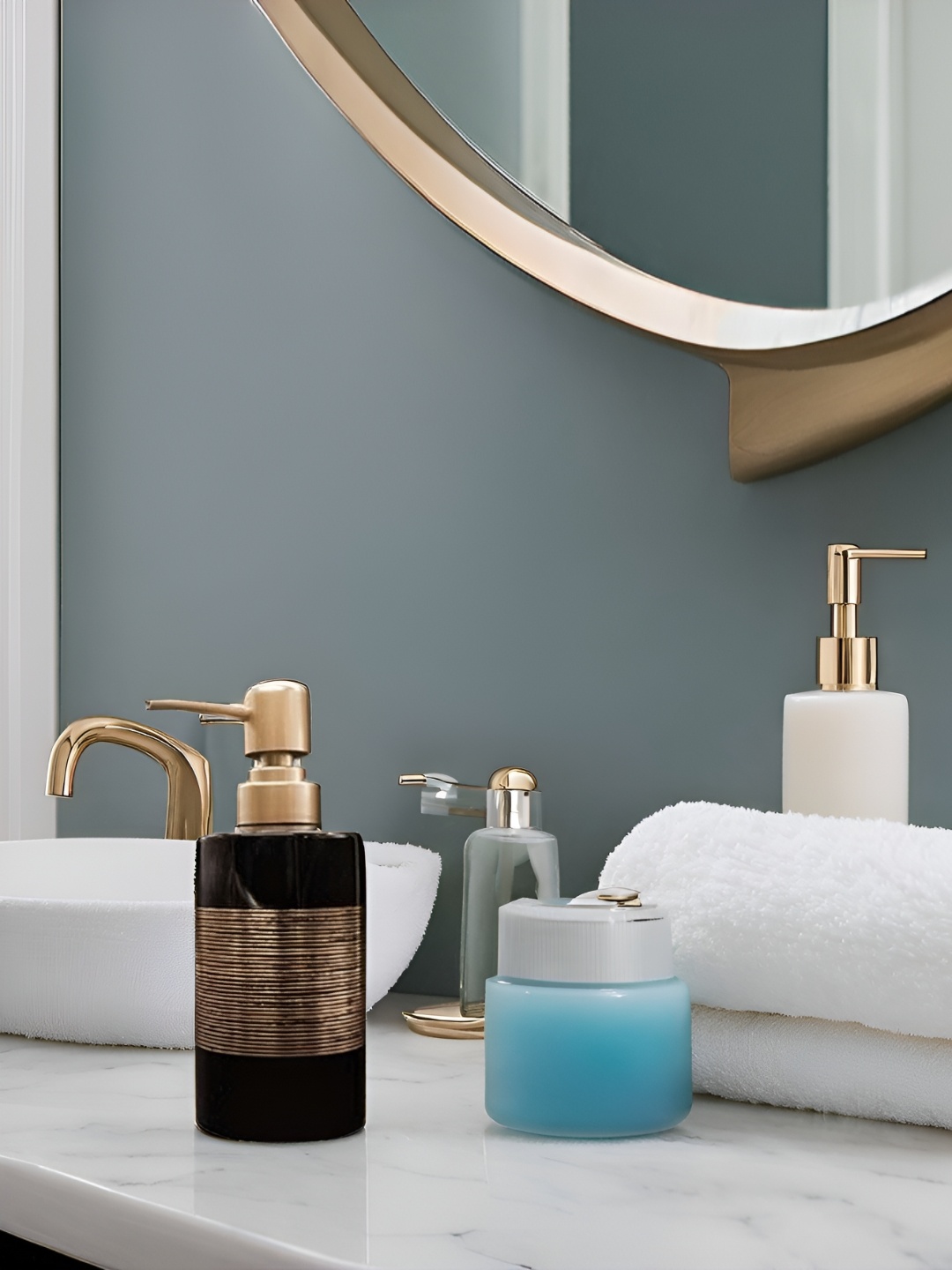 

Shreedah Black & Gold-Toned Geometric Glossy Ceramic Soap Dispenser