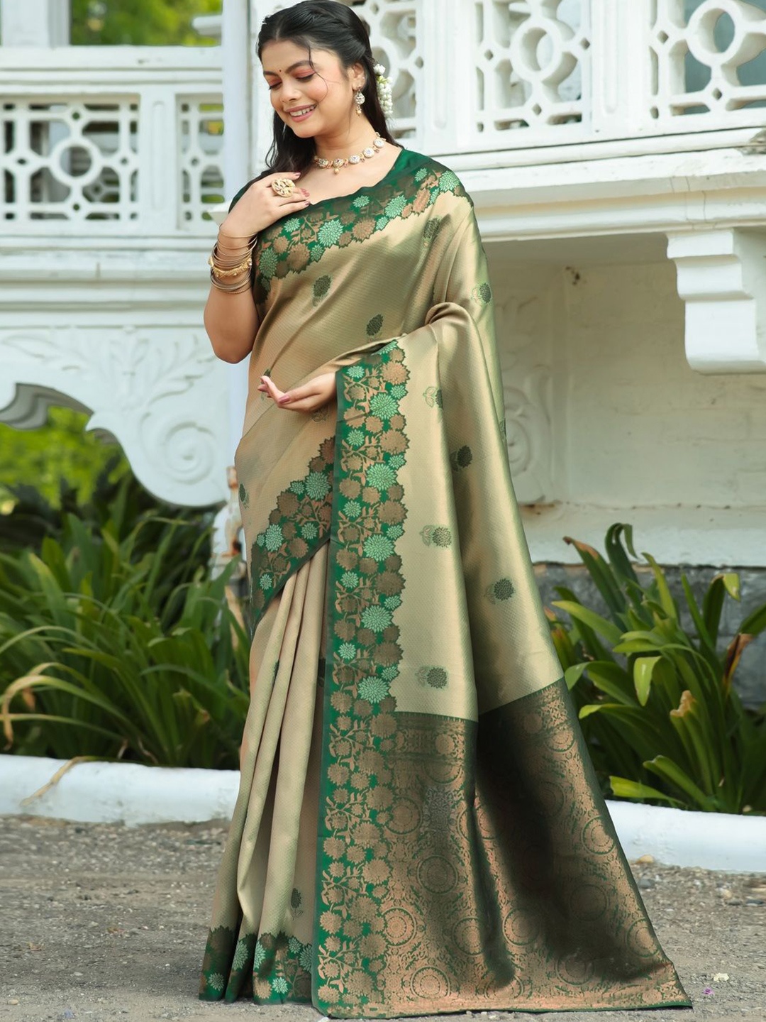 

DIVASTRI Woven Design Zari Silk Blend Banarasi Saree, Green