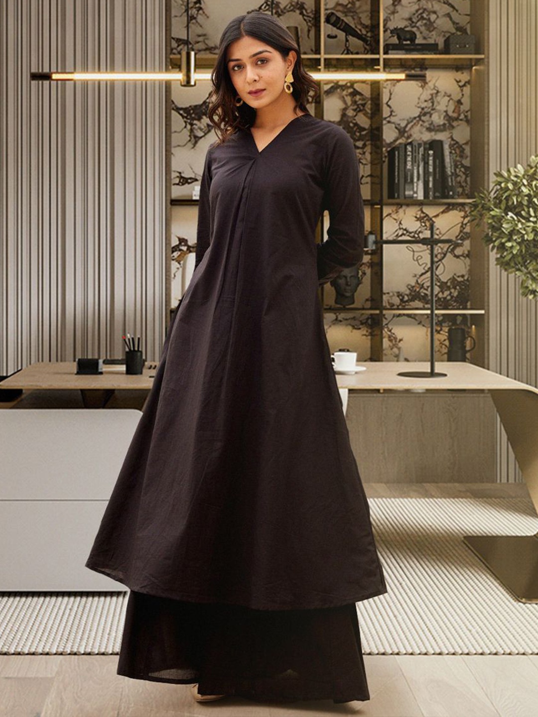 

Ambraee V-Neck Anarkali Kurta With Palazzos, Black