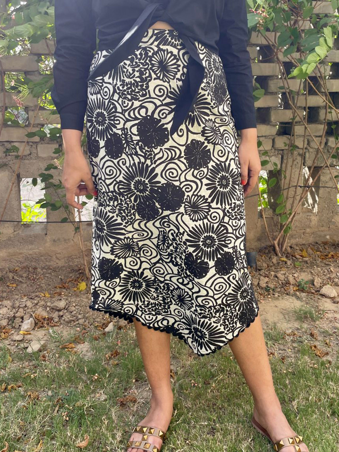 

Label Tanvee Women Printed Pure Cotton Midi Skirt, Black
