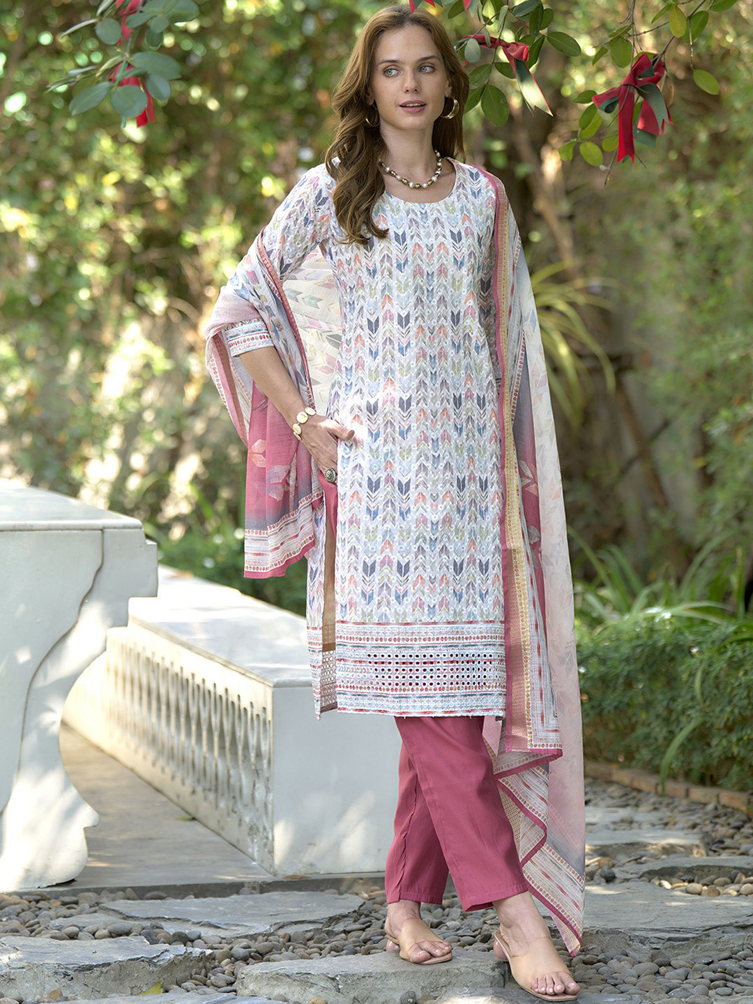 

SHREE LAXMINARAYAN EXPORT Women Floral Printed Regular Kurti with Trousers & With Dupatta, White