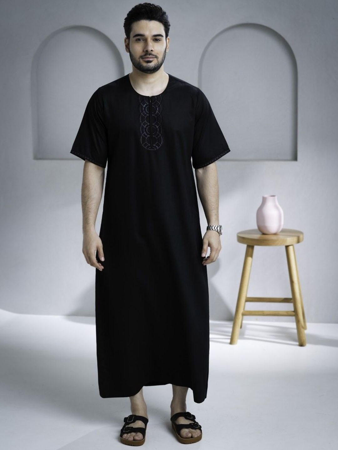 

MASHROO Men Thread Work Kurta, Black