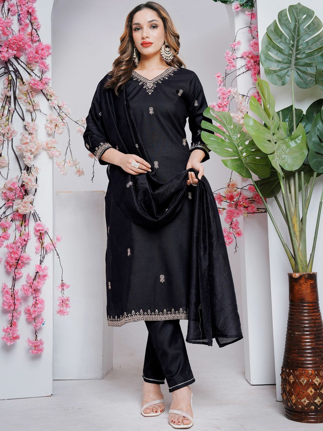 

ARADHNA Floral Embroidered V-Neck Straight Kurta With Trousers And Dupatta, Black