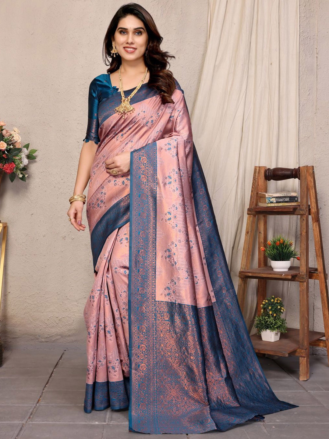 

DIVASTRI Woven Design Zari Silk Blend Banarasi Saree, Peach