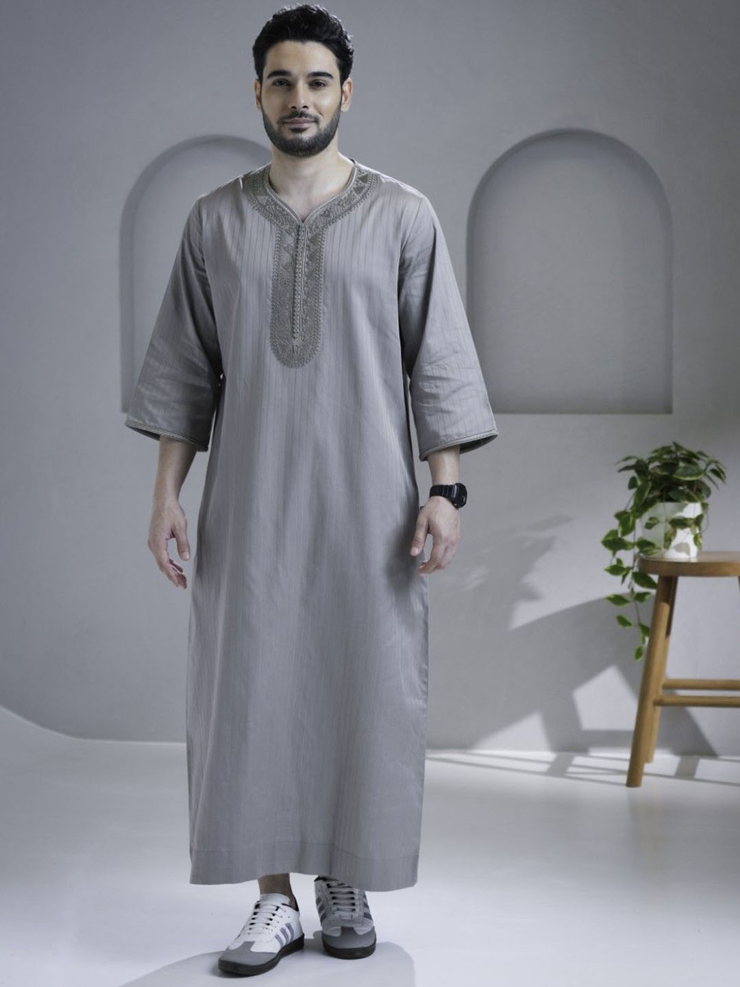 

MASHROO Men Thread Work Kurta, Grey